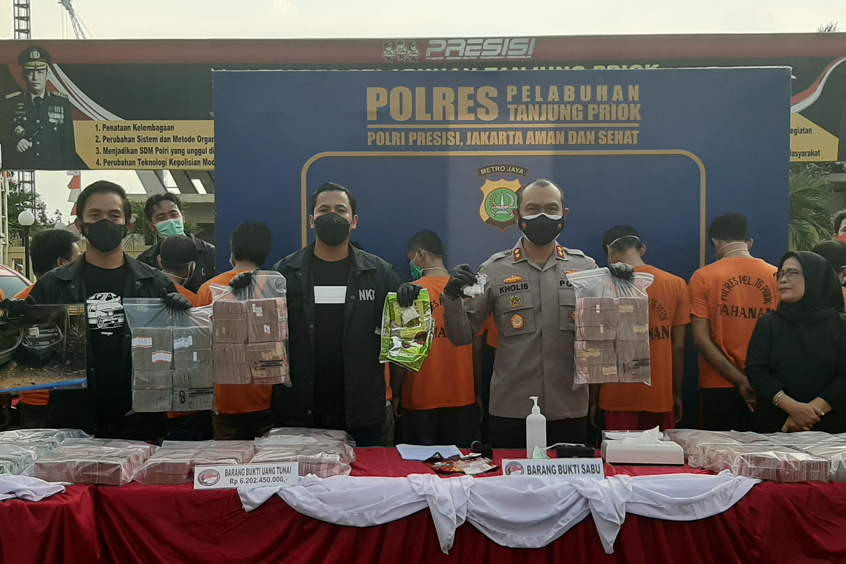 Kapolres Pelabuhan Tanjung Priok AKBP Putu Kholis Aryana (kedua dari kanan) saat pengungkapan TPPU kasus narkoba, Selasa (29/6).