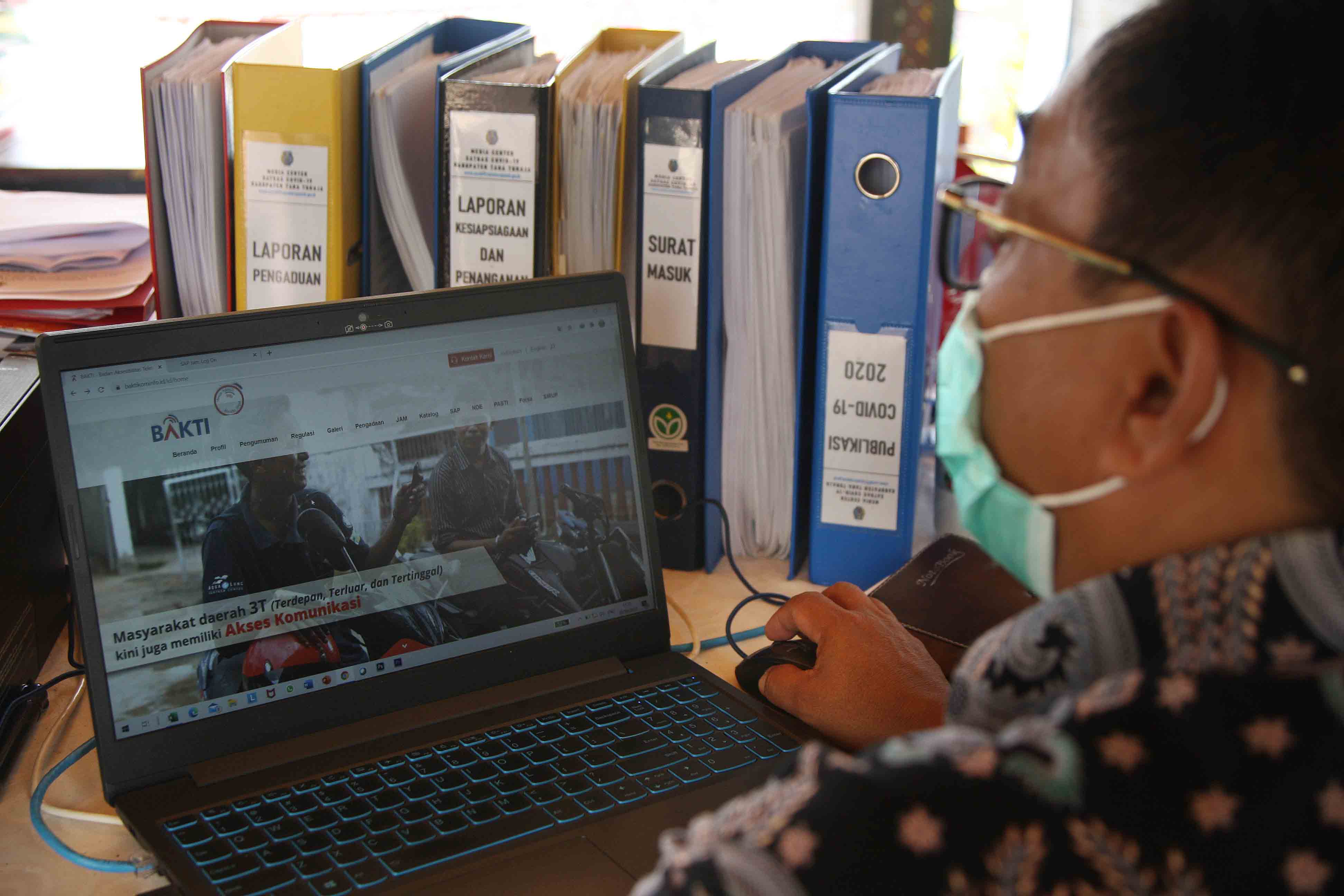 Kepala Dinas Kominfo Kabupaten Tana Toraja Berthy Mangontan mengakses website Palapa Ring di Kota Makale, Tana Toraja, Sulawesi Selatan.