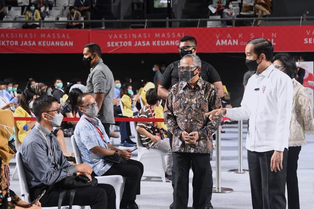 Presiden Joko Widodo saat meninjau vaksinasi covid-19 di Gedung Tennis Indoor Senayan, Jakarta, Rabu (16/6).