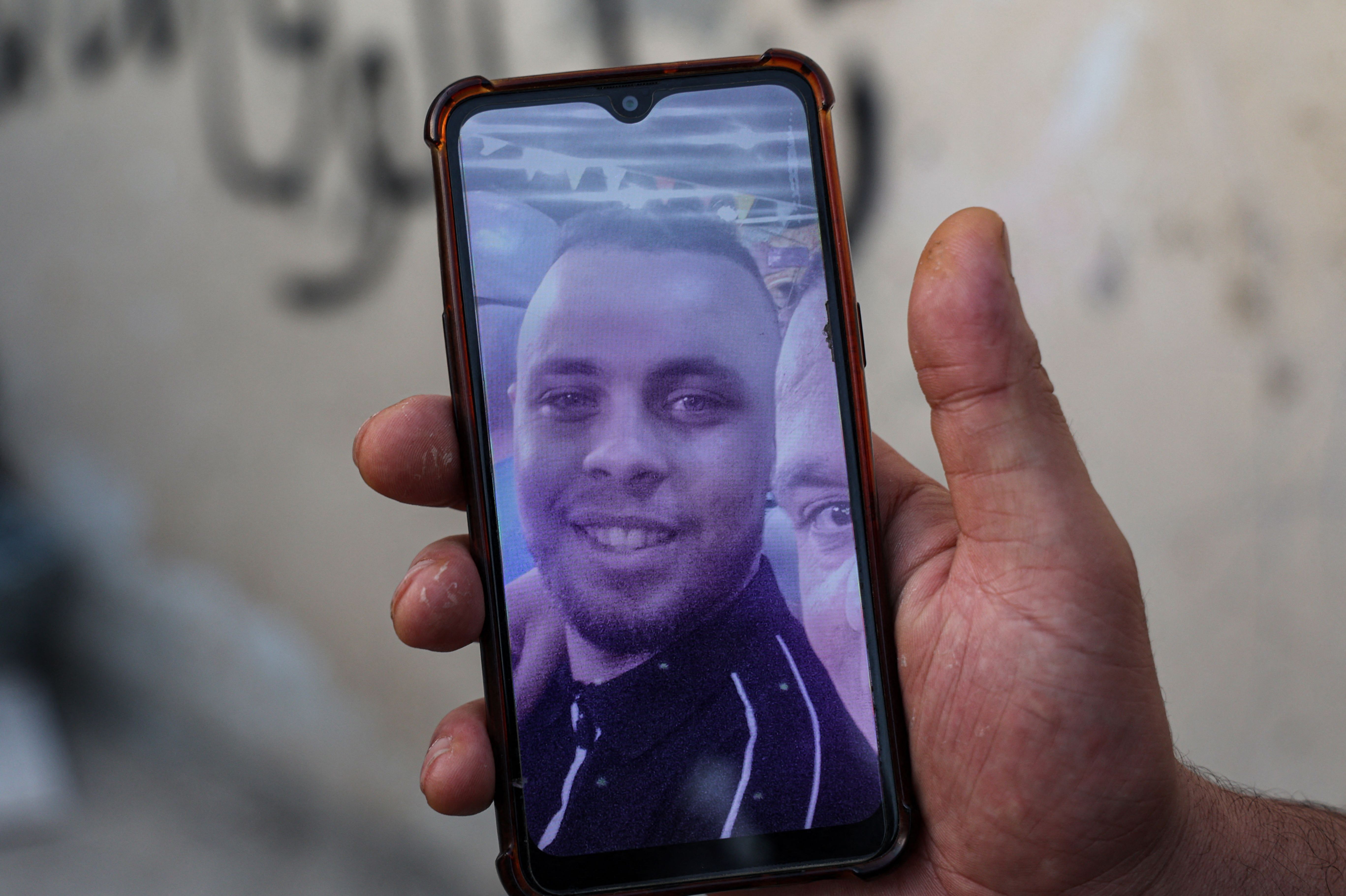 Seorang kerabat dari Jamil al-Amuri, yang terbunuh oleh pasukan khusus Israel, menunjukkan foto korban.