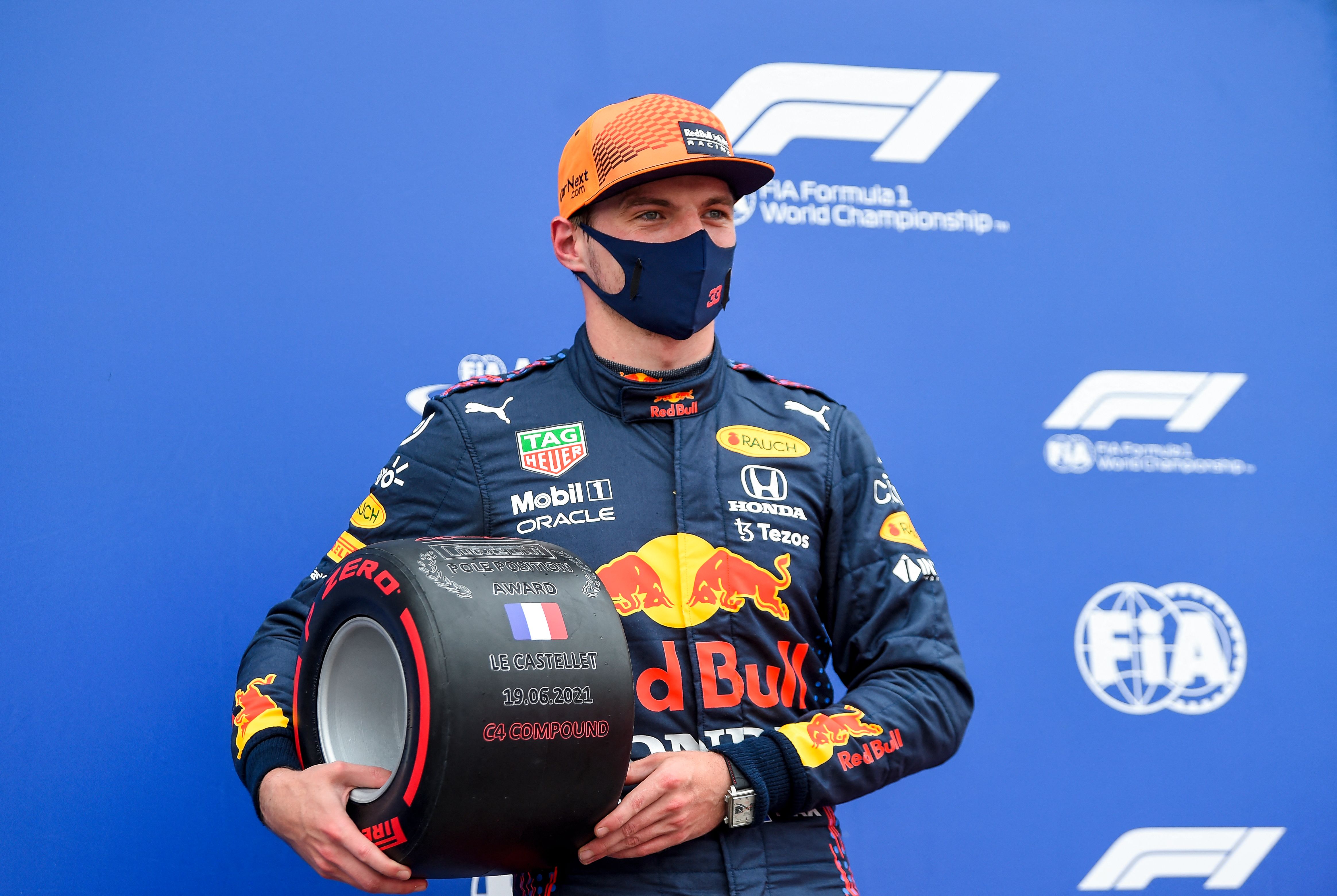 Max Verstappen berpose dengan penghargaan pole position usai kualifikasi GP Prancis