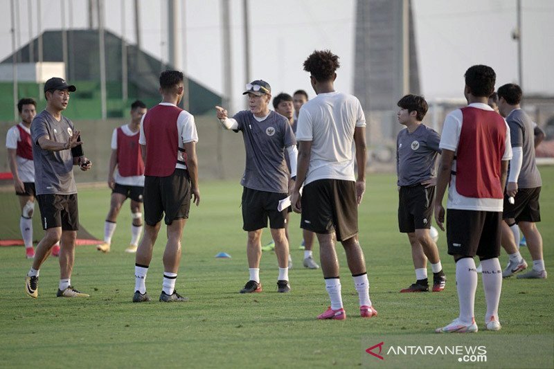 Pelatih Timnas Indonesia Shin Tae Yong saat memberikan arahan pada sesi latihan.