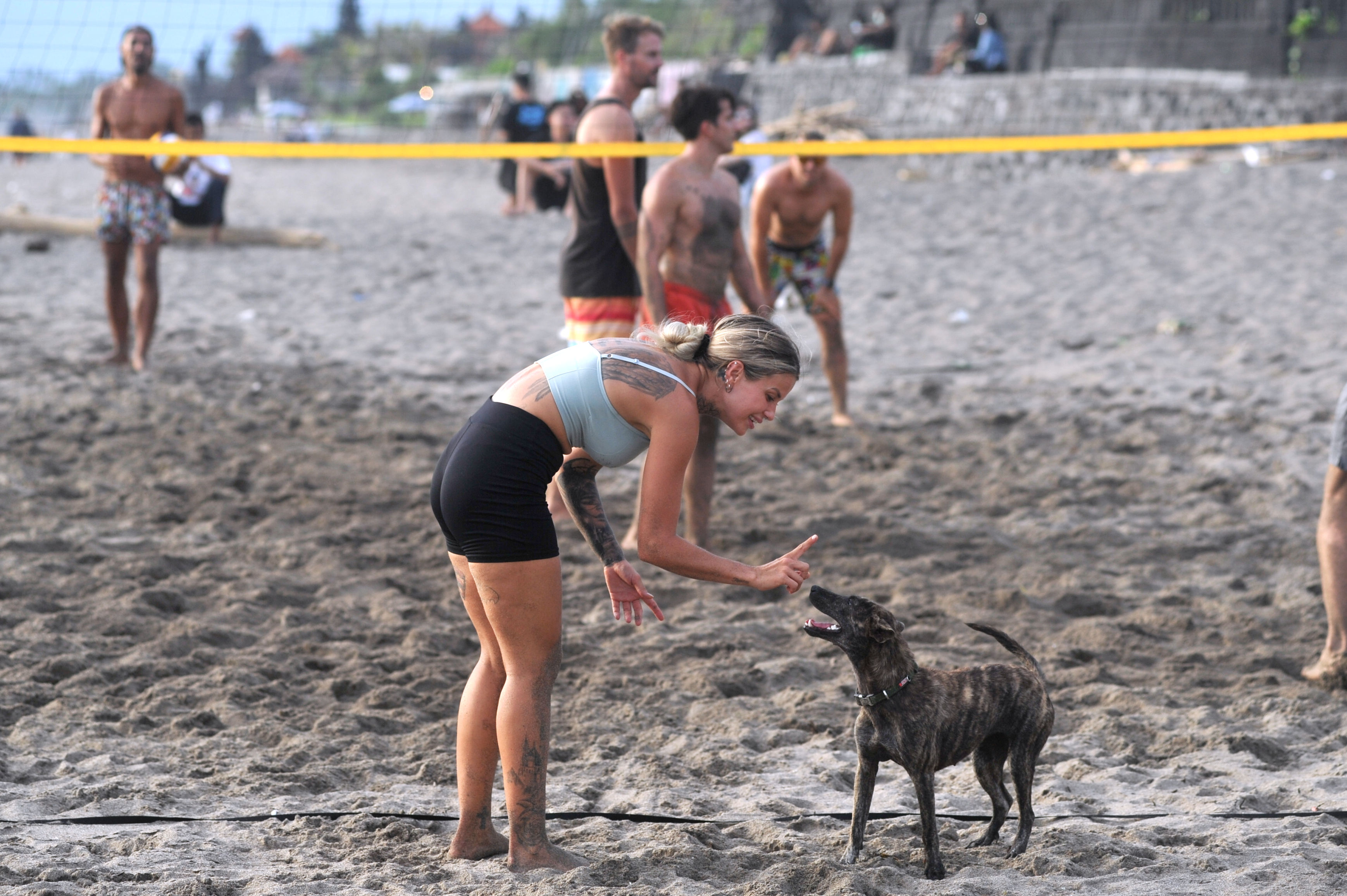 Wisatawan mancanegara mengunjungi kawasan Pantai Batu Bolong, Canggu, Badung, Bali. 