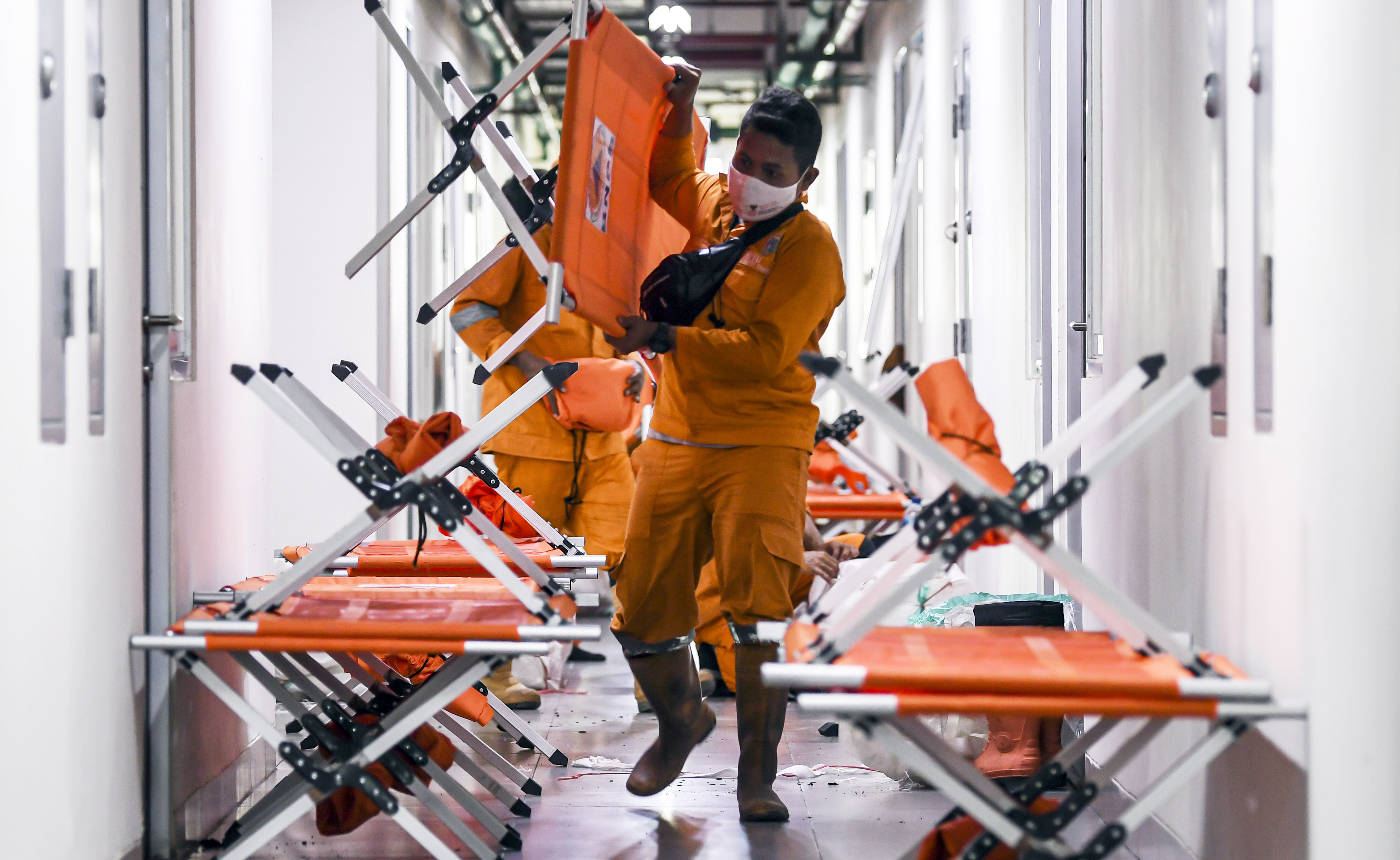 Pemerintah Provinsi DKI Jakarta mulai mengoperasikan rusun Nagrak sebanyak lima tower guna merawat pasien terkonfirmasi positif COVID-19