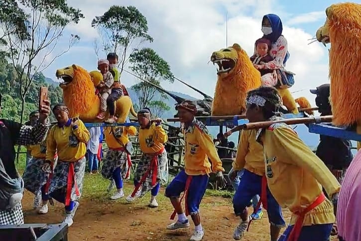 Anak-anak menaiki sisingaan pada saat kegiatan sunatan massal yang digelar Yayasan Senyum Indonesia (YAI) di tempat wisata Puncak Eurad.