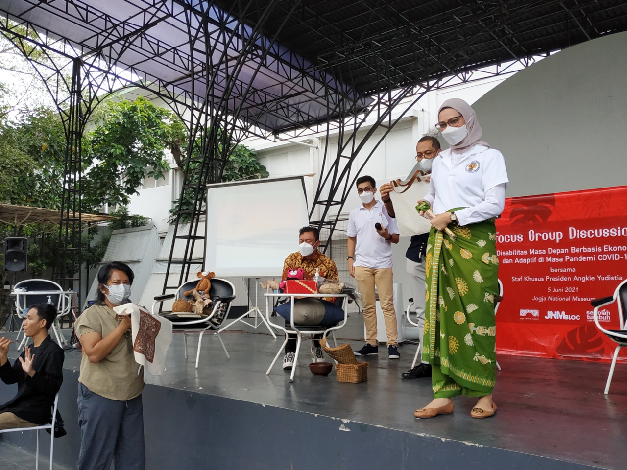 Staf Khusus Presiden Joko Widodo Bidang Sosial, Angki Yudistia memakai batik (hijau) produk difabel.