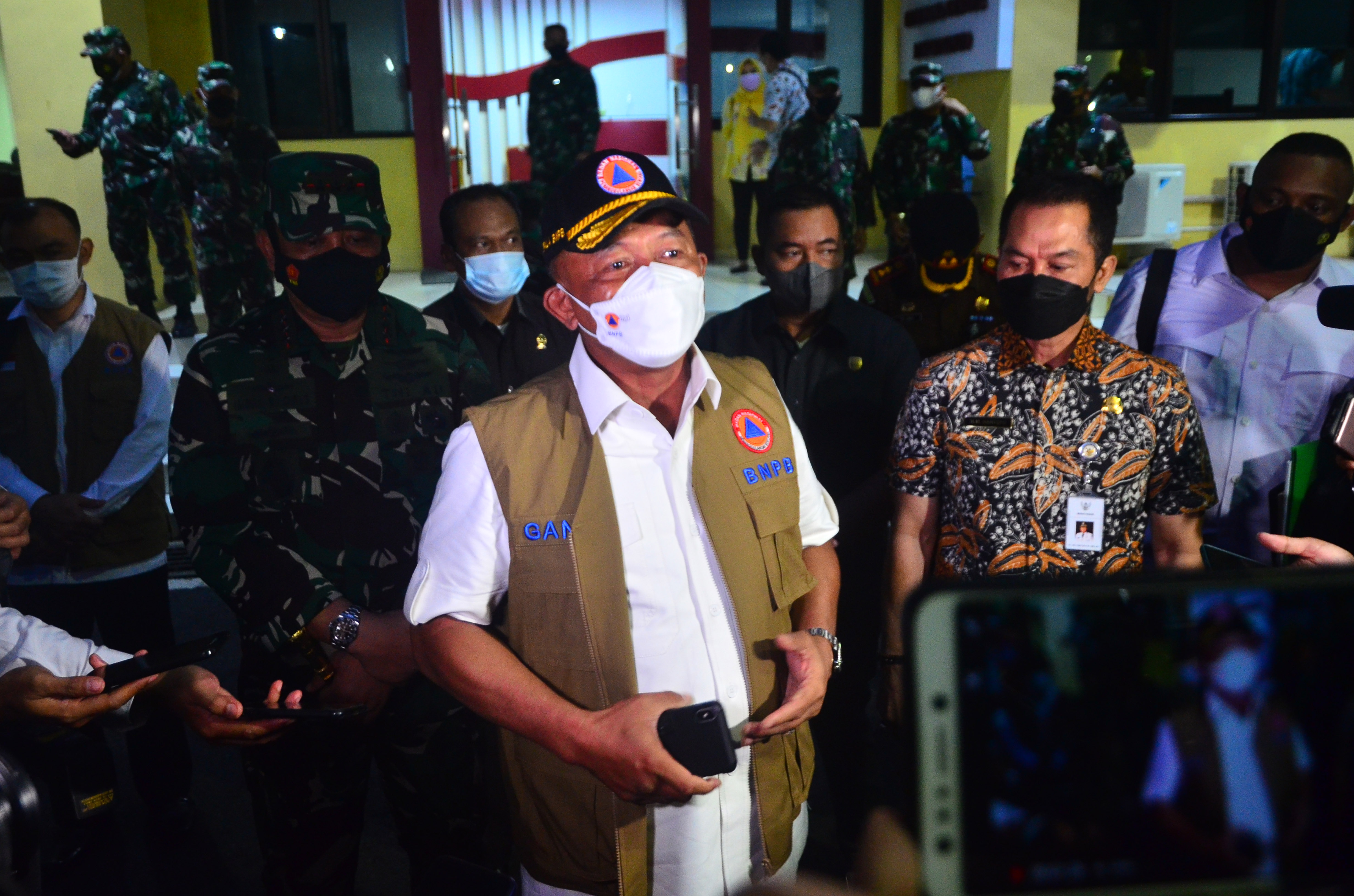 Kepala Badan Nasional Penanggulangan Bencana (BNPB) Ganip Warsito (tengah) menjawab pertanyaan wartawan saat meninjau penanganan kasus COVID