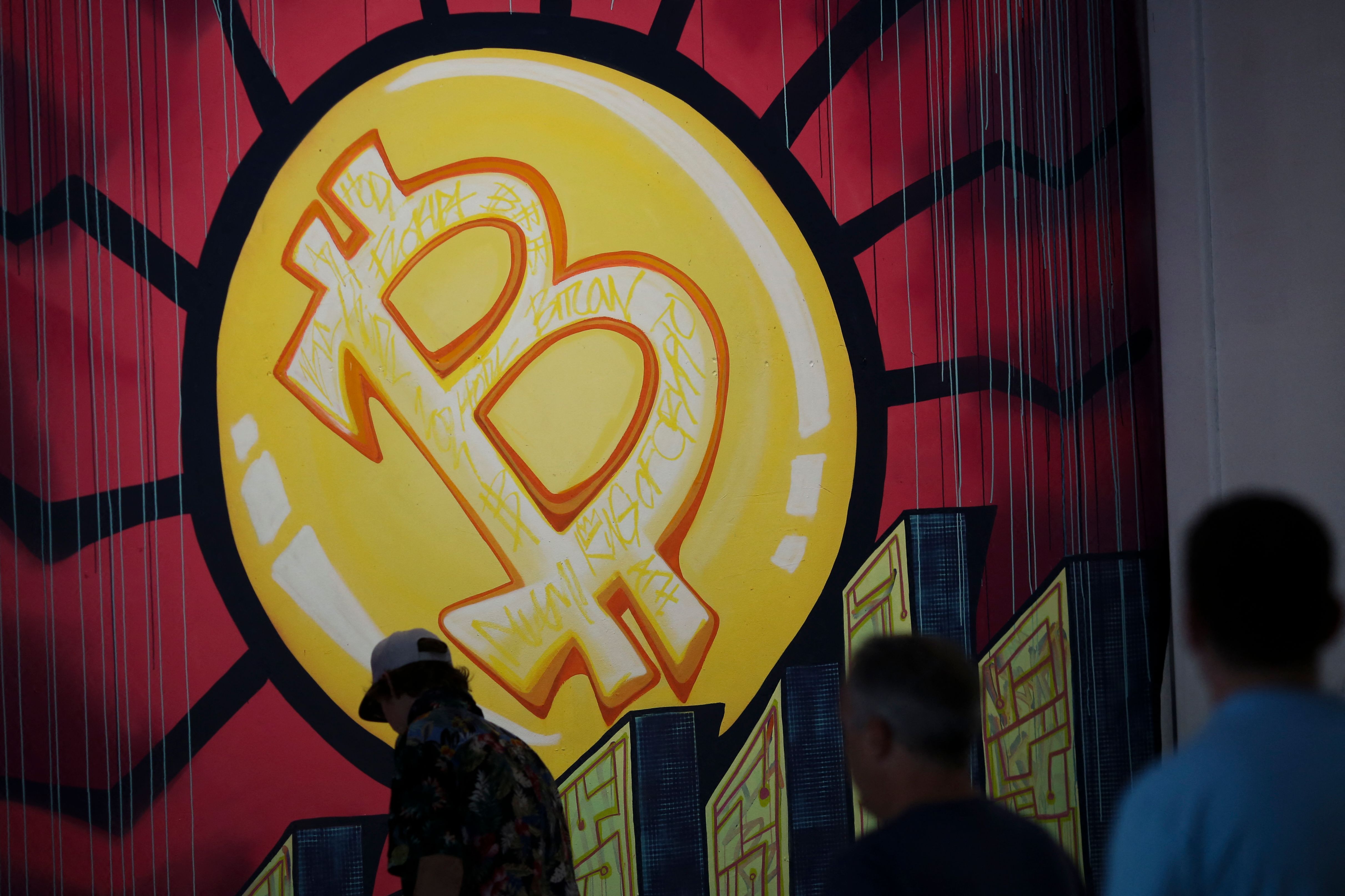 Mural logo Bitcoin, salah satu mata uang kripto, yang terlihat di wilayah Miami, Florida.