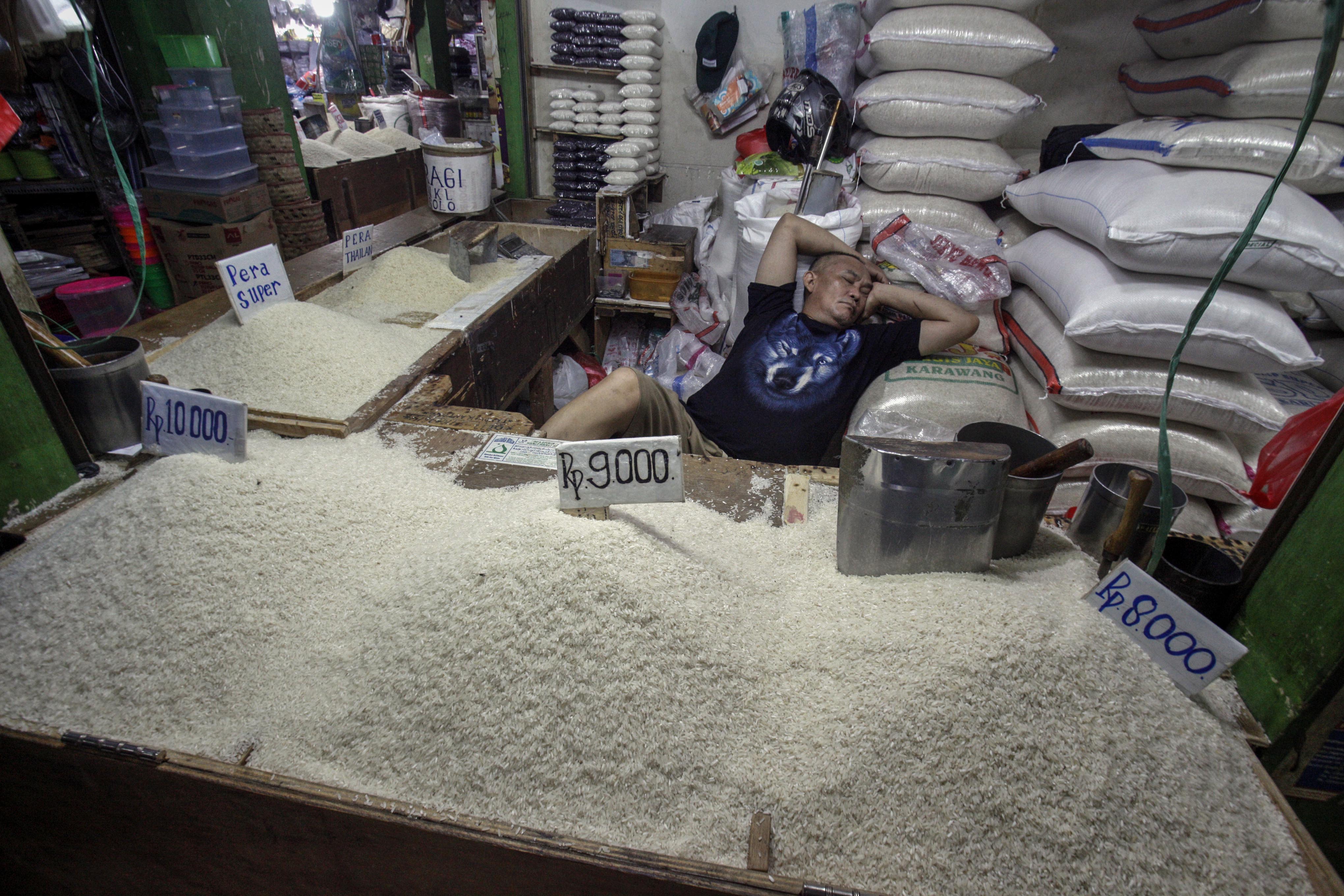 Pedagang tertidur saat menunggu pembeli di Pasar Cibinong, Kabupaten Bogor, Jawa Barat, Rabu (9/6/2021). PPN untuk sembako picu inflasi.