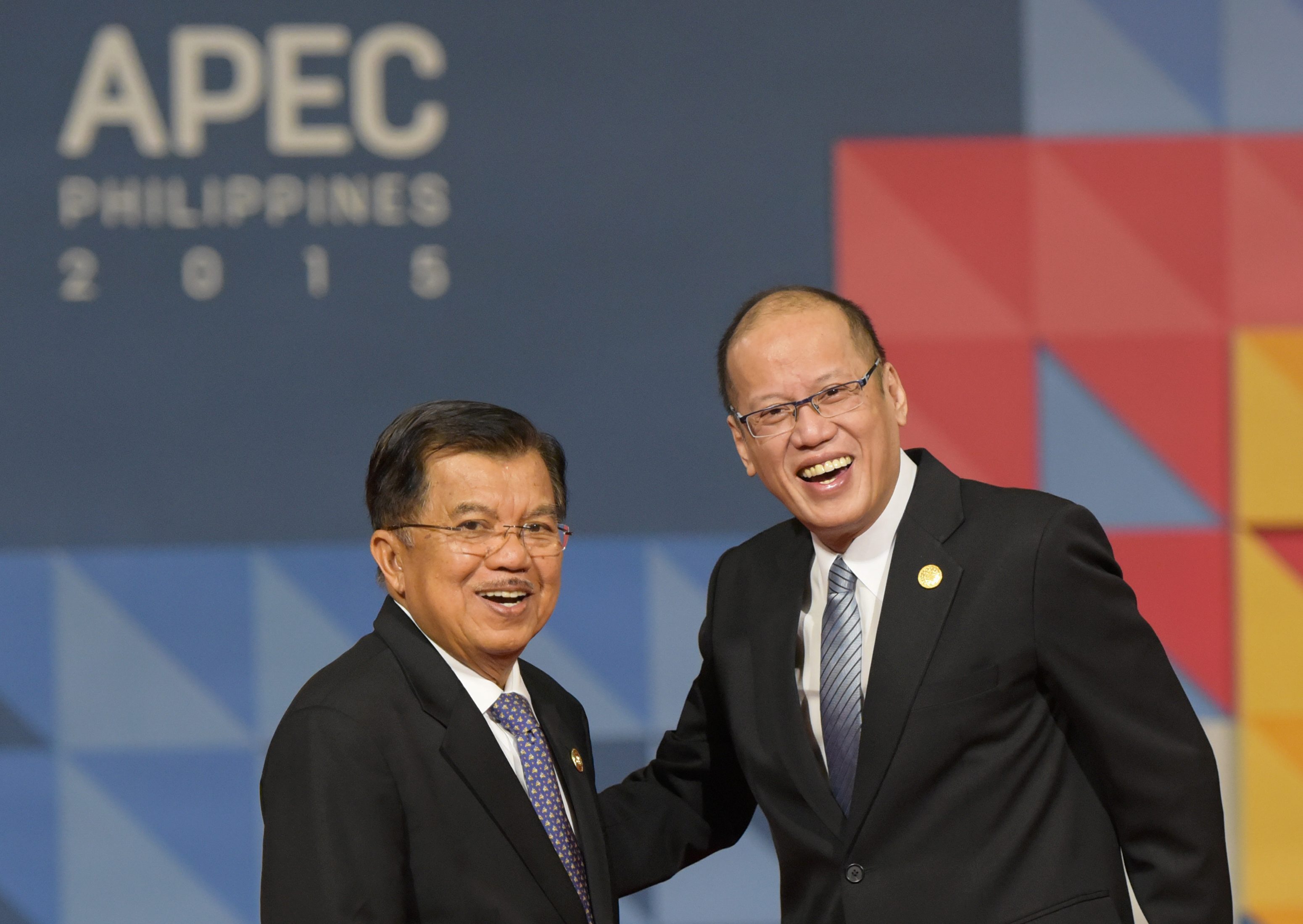 Pada KTT APEC 2015 di Manila, Filipina, Presiden Filipina Benigno S. Aquino III (kanan) berbincang dengan Wapres Ri Jusuf Kalla.