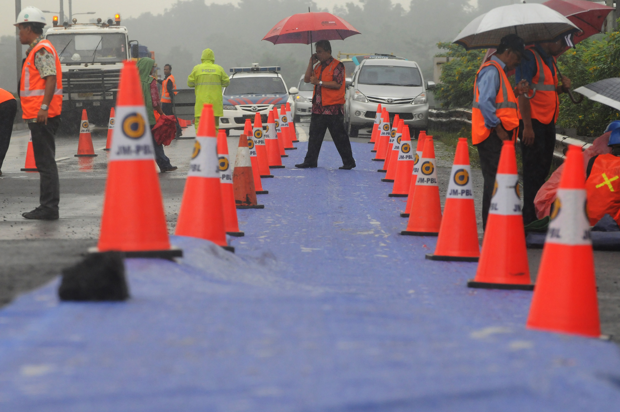 Pengendara mobil yang melintas di Tol Cipularang afrah Cileunyi diminta berhati-hati karena ada perawatan jalan.