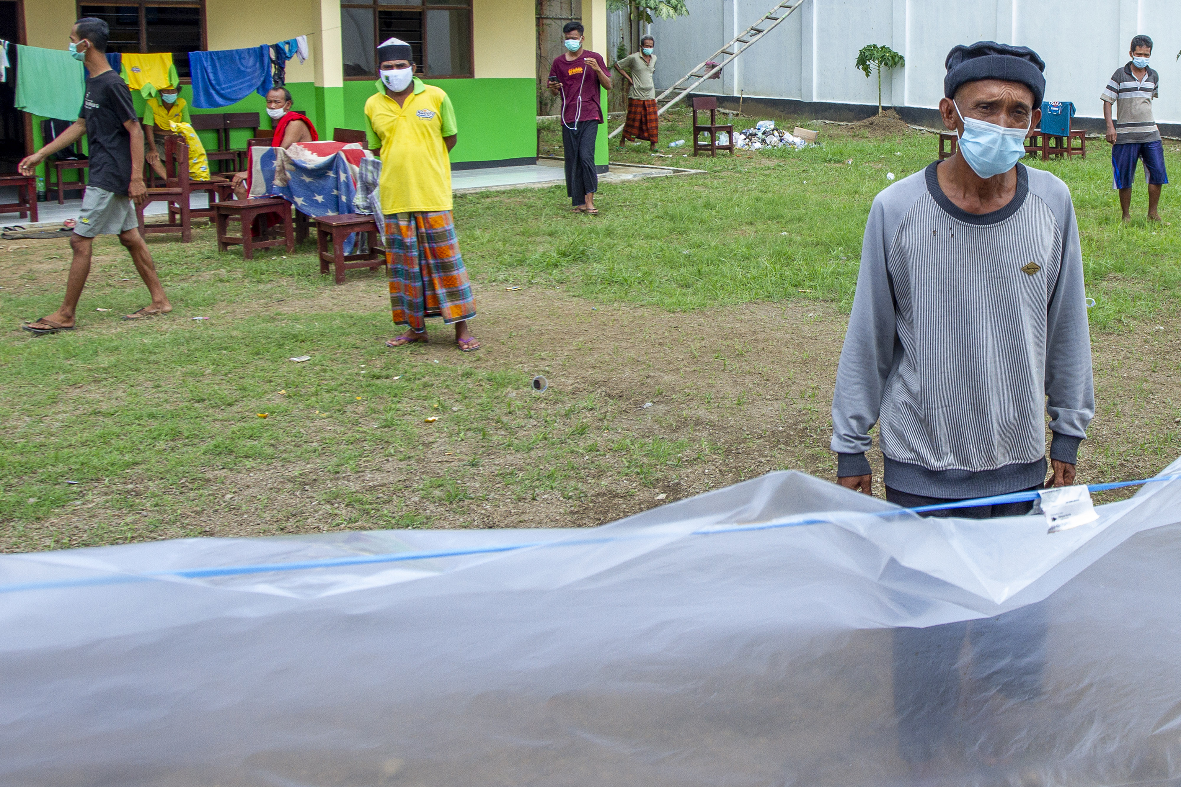  SEJUMLAH warga menjalani isolasi mandiri di sebuah madrasah di Kabupaten Karawang, Jawa Barat. 