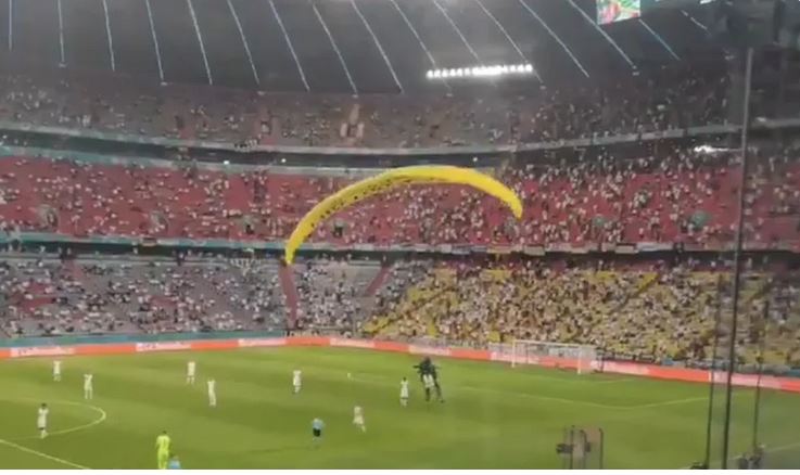 Aksi Protes Greenpeace Sebelum Laga Jerman vs Prancis Lukai Sejumlah Pendukung