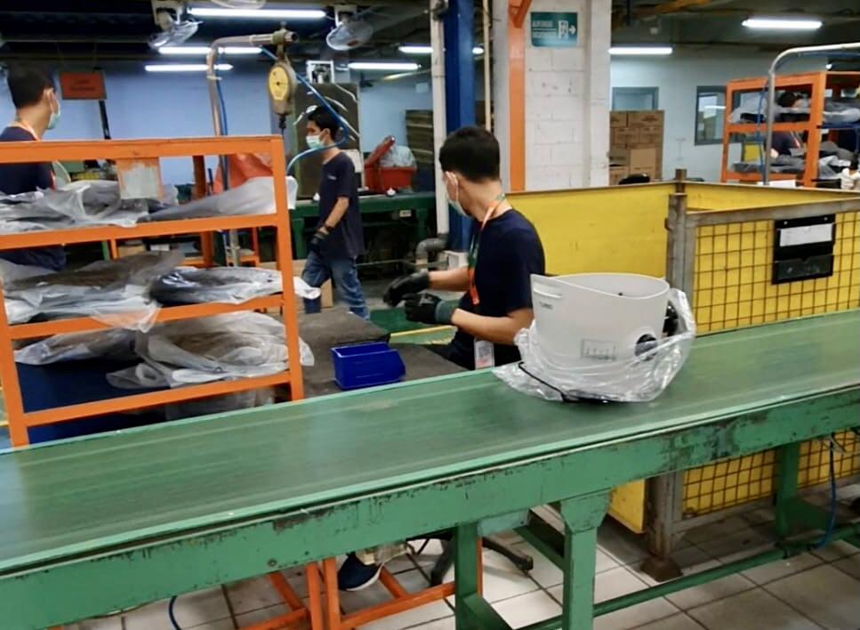 Pekerja tengah memproduk alat kesehatan.