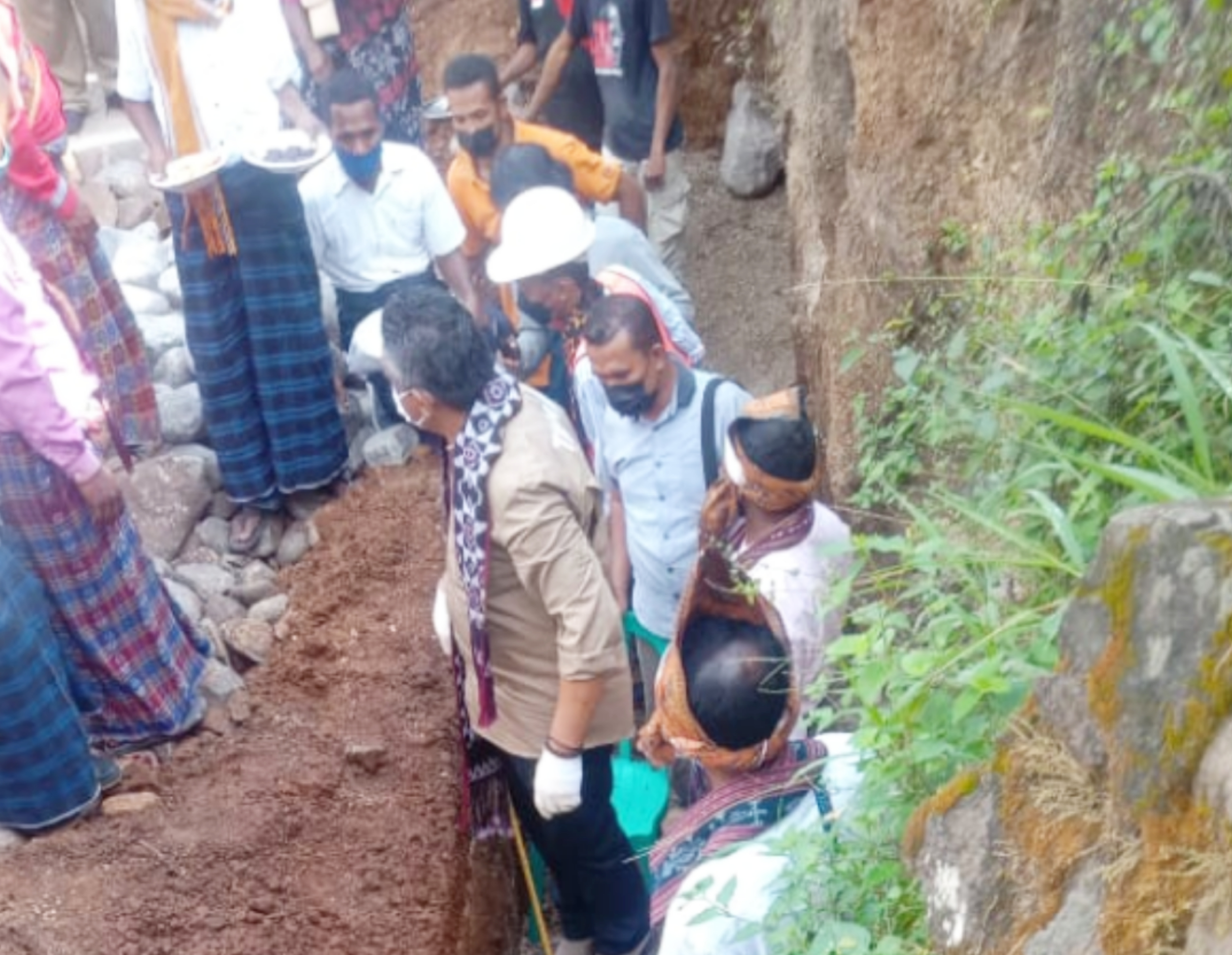 BUPATI Sikka Fransiskus Roberto Diogo (baju coklat) marahi pengawas dan kontraktor karena menggali pondasi asal jadi, Kamis (24/6)