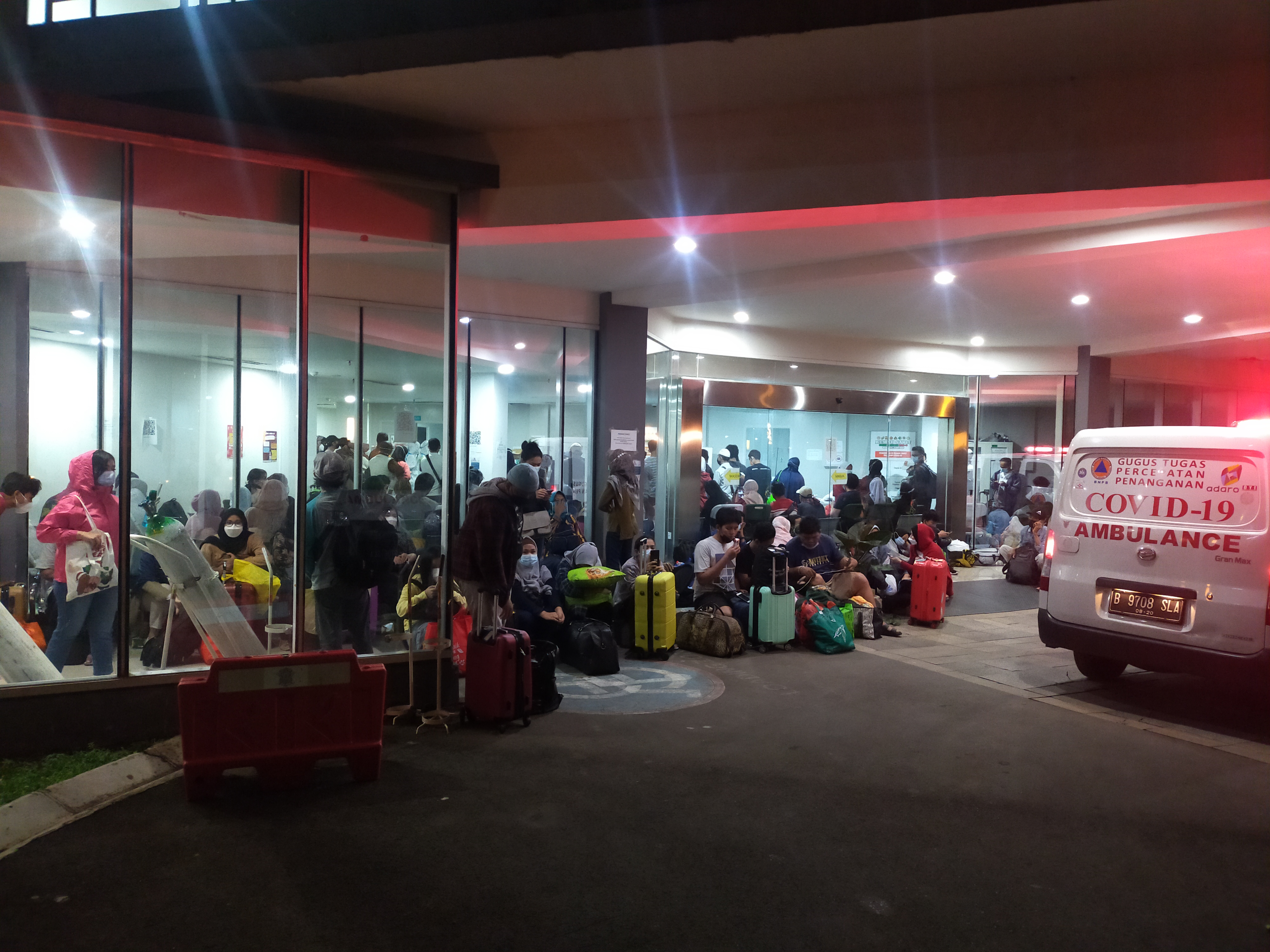 Pasien covid-19 yang baru tiba dari berbagai wilayah di Ibu Kota menunggu di lobi Tower 6 RSDC Wisma Atlet Kemayoran, Jakarta.