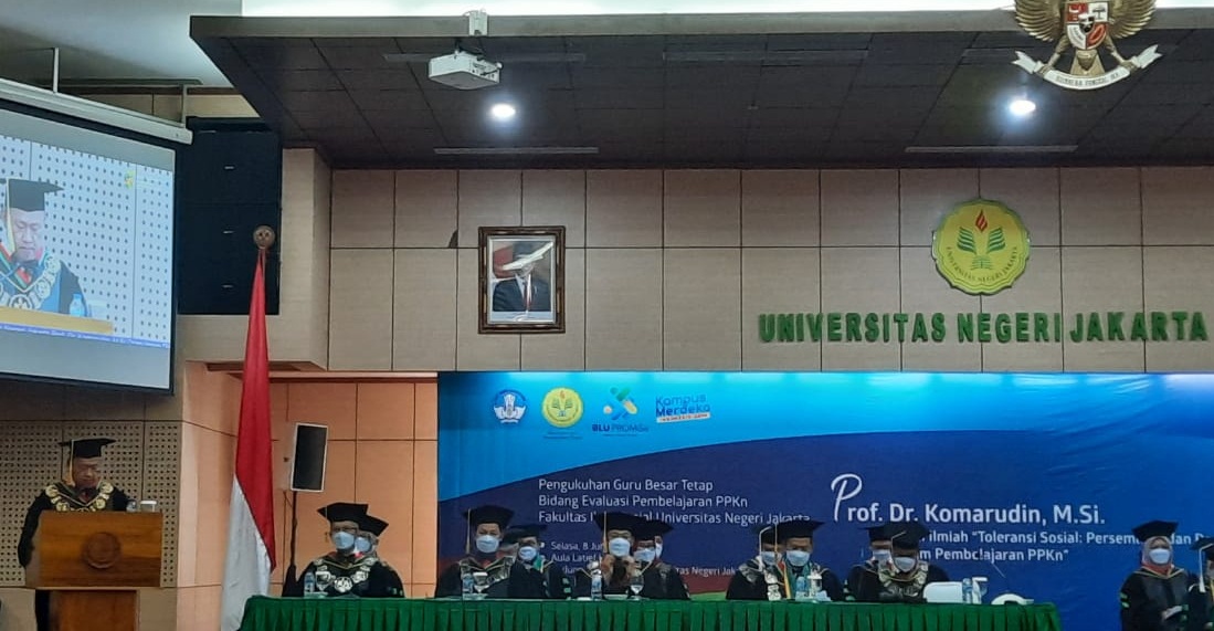 Acara pengukuhan Prof. Dr. Komarudin, M.Si sebagai guru besar Universitas Negeri Jakarta.   