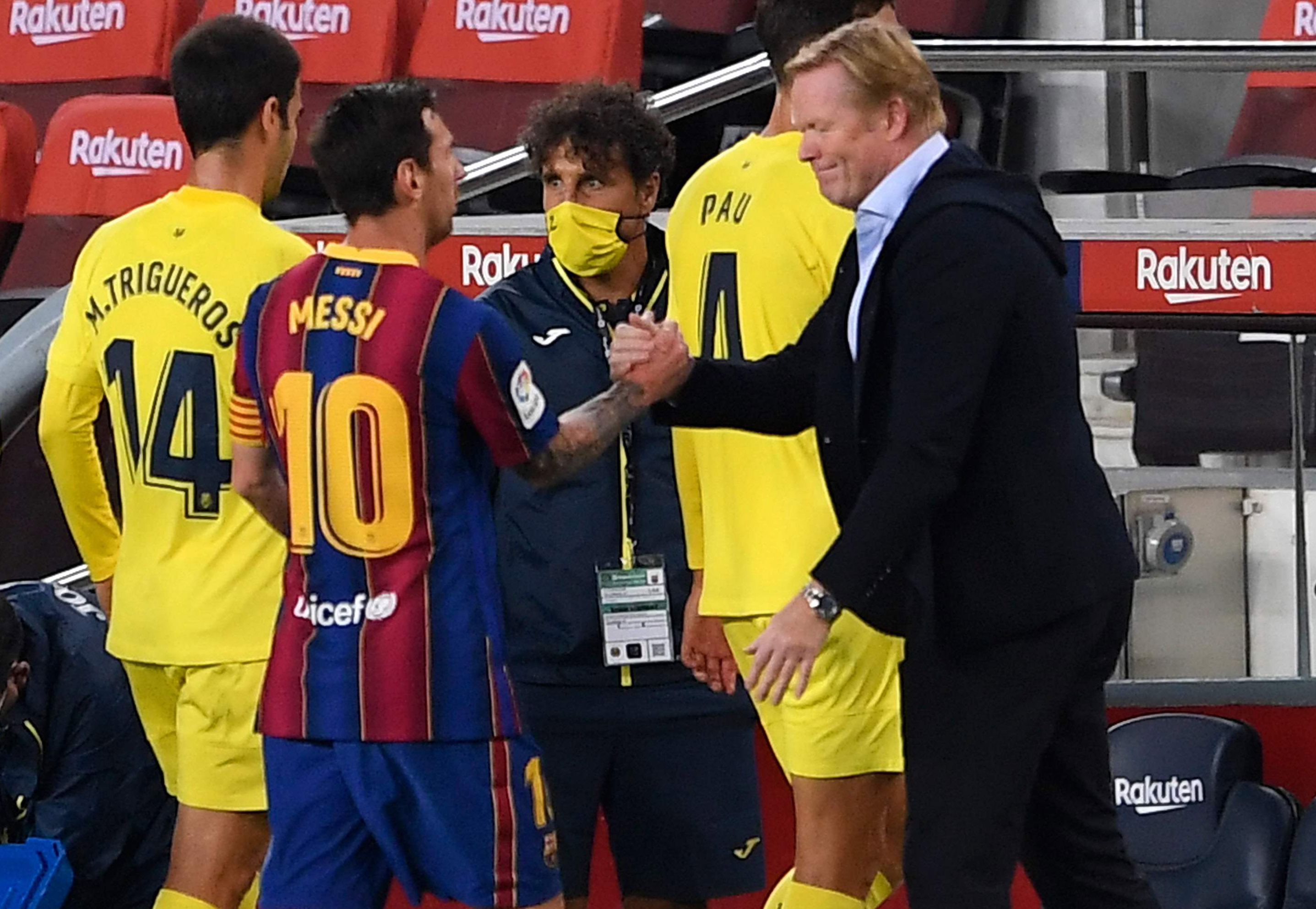 Pelatih Barcelona Ronald Koeman (kanan) 
