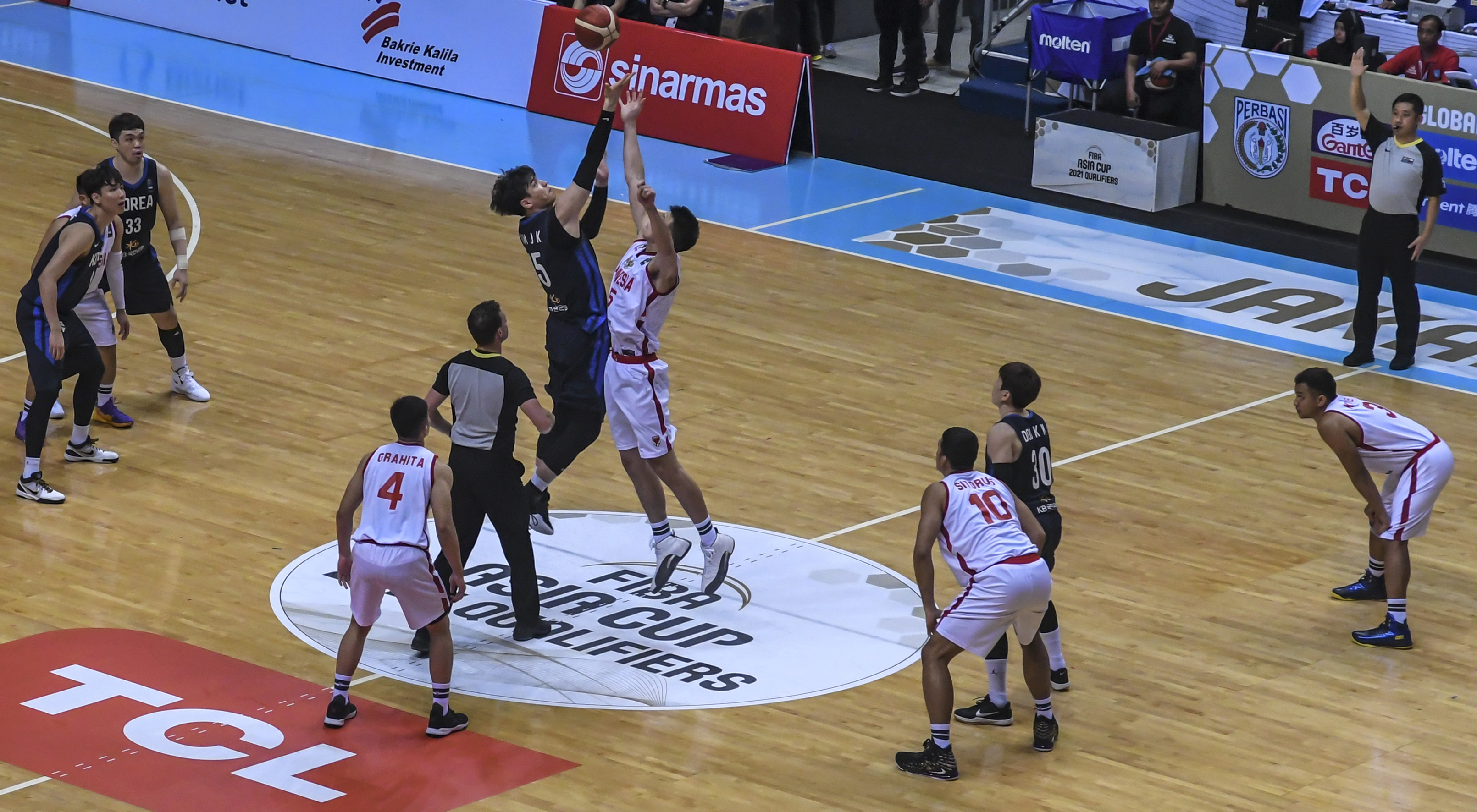 Suasana pertandingan tim Basket Indonesia melawan Korea Selatan pada kualifikasi FIBA Asia Cup 2021 pada tahun lalu.