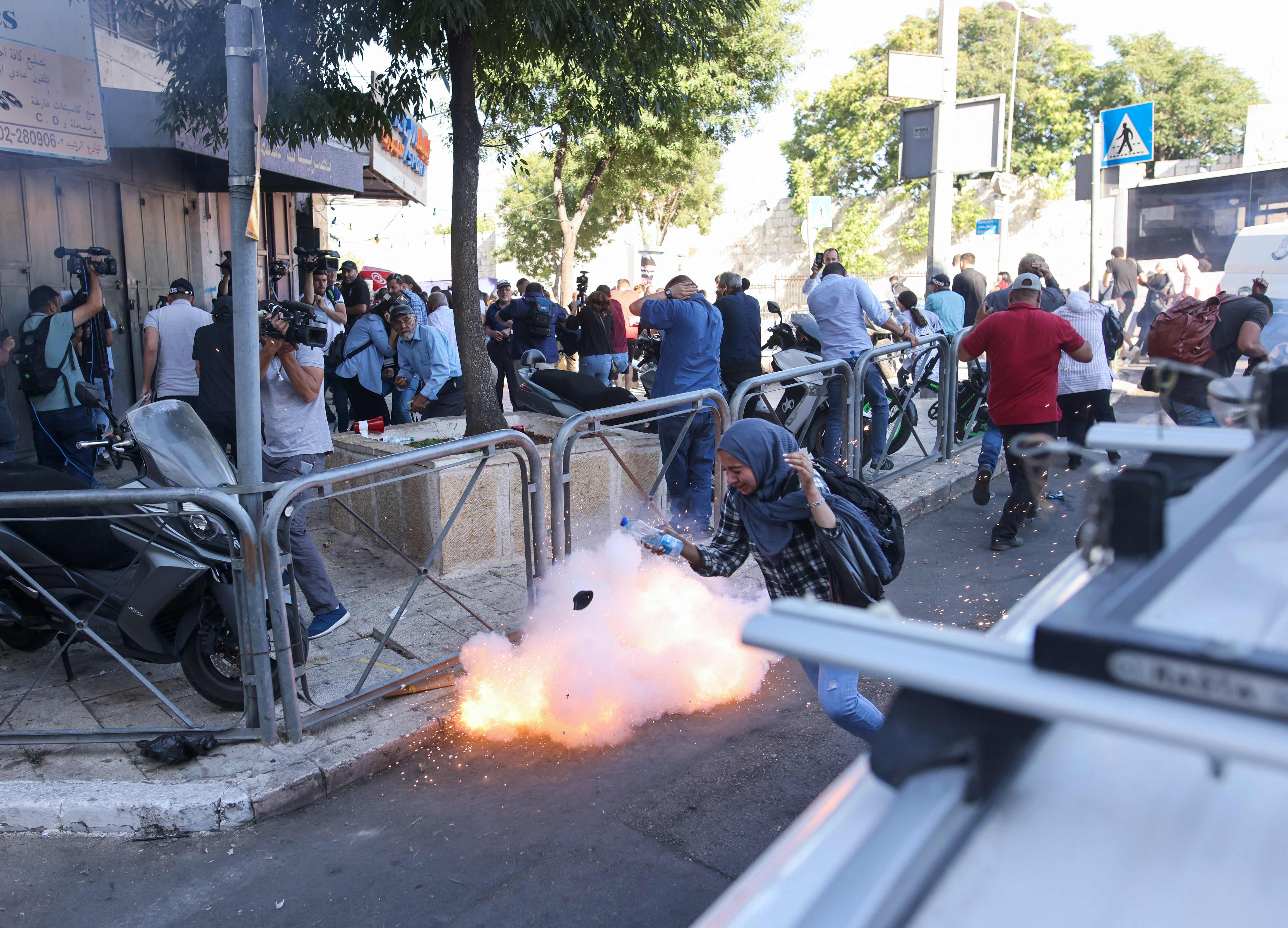 Petugas keamanan Israel menembakkan granat kejut selama protes untuk mendukung aktivis Palestina yang ditangkap.