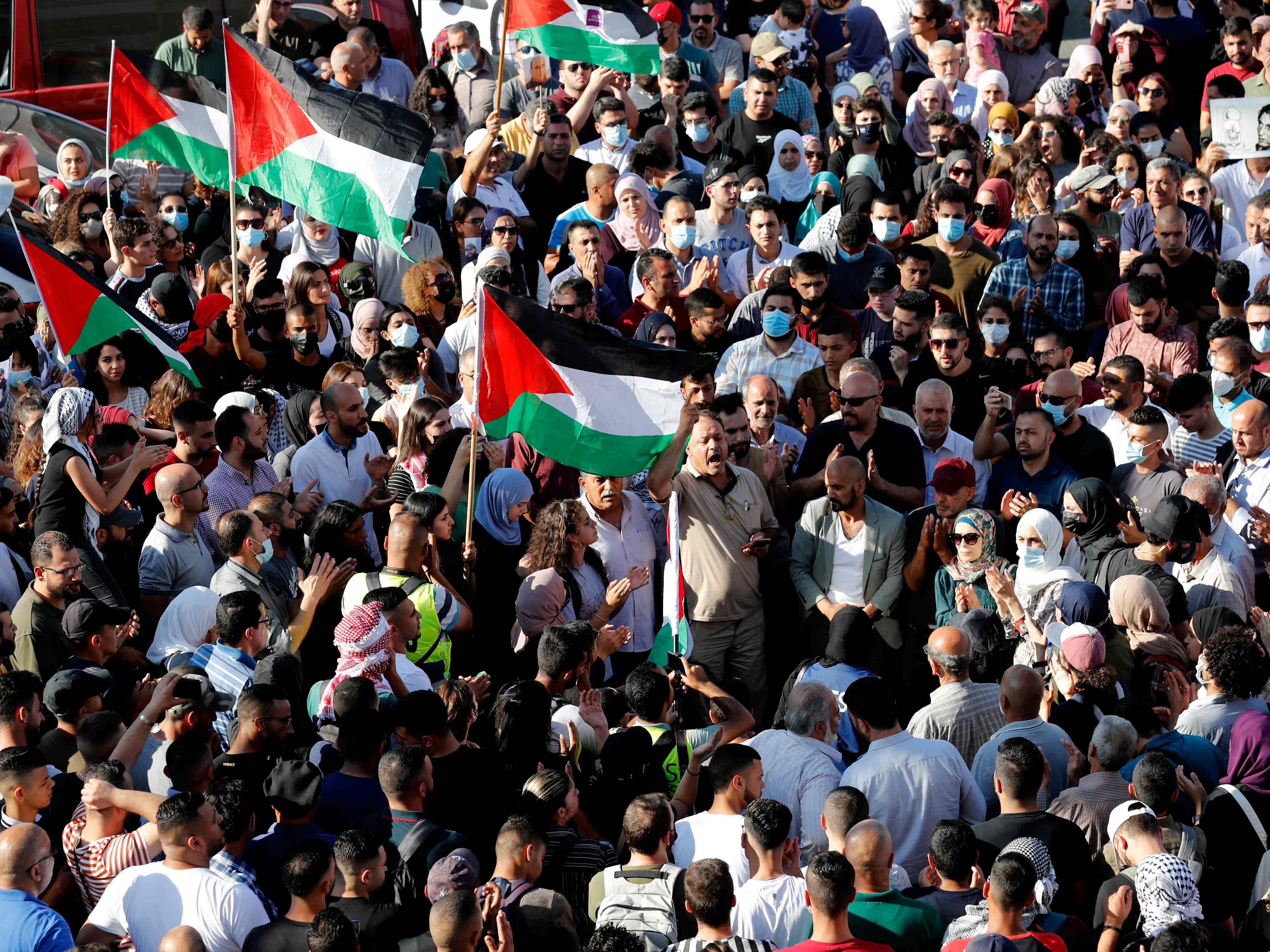 Warga memprotes kematian aktivis hak asasi manusia Nizar Banat saat berada dalam tahanan pasukan keamanan Otoritas Palestina.