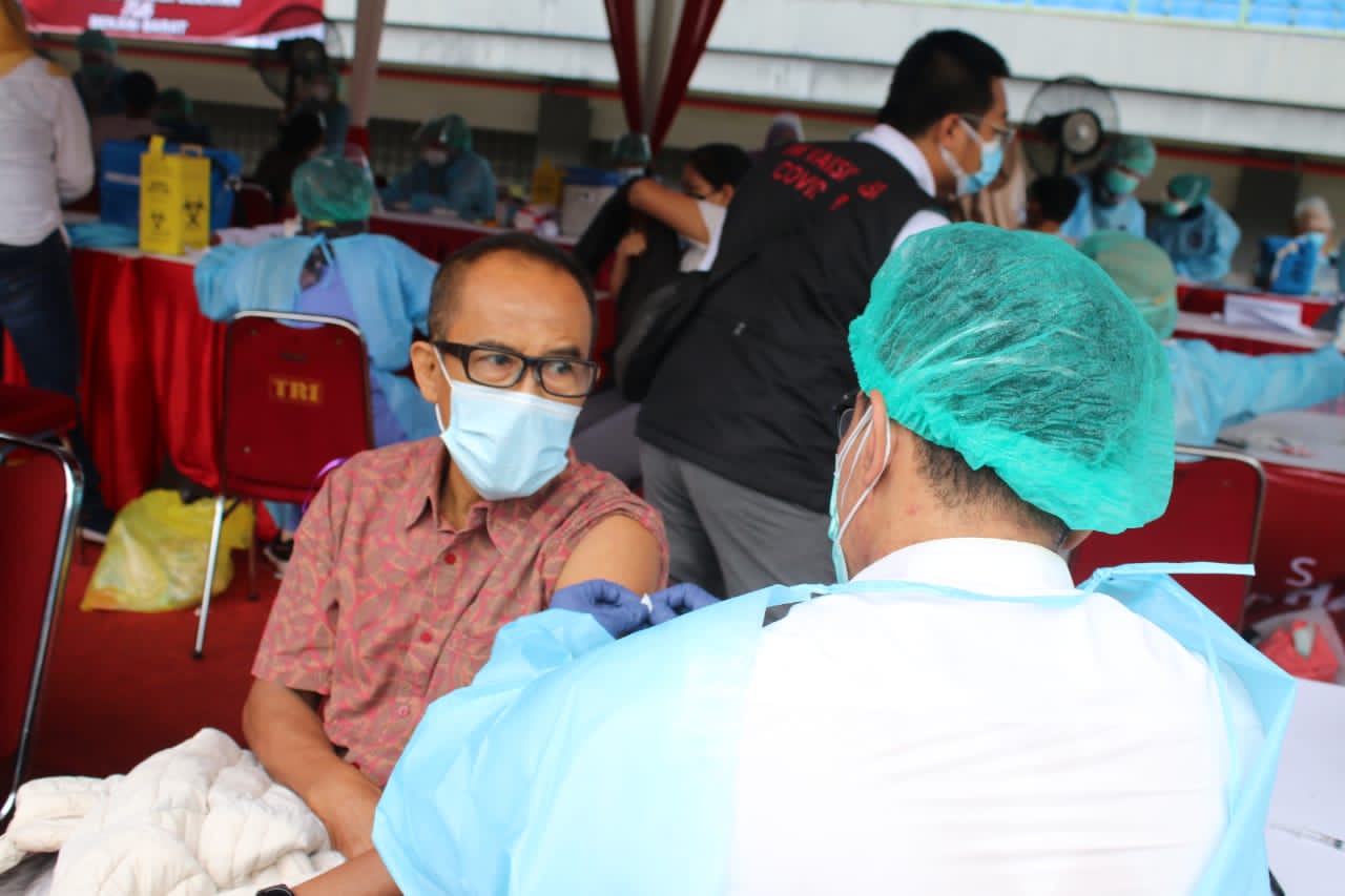 8 Ribu Warga Kota Bekasi Ikuti Vaksinasi Massal di Stadion Candrabhaga