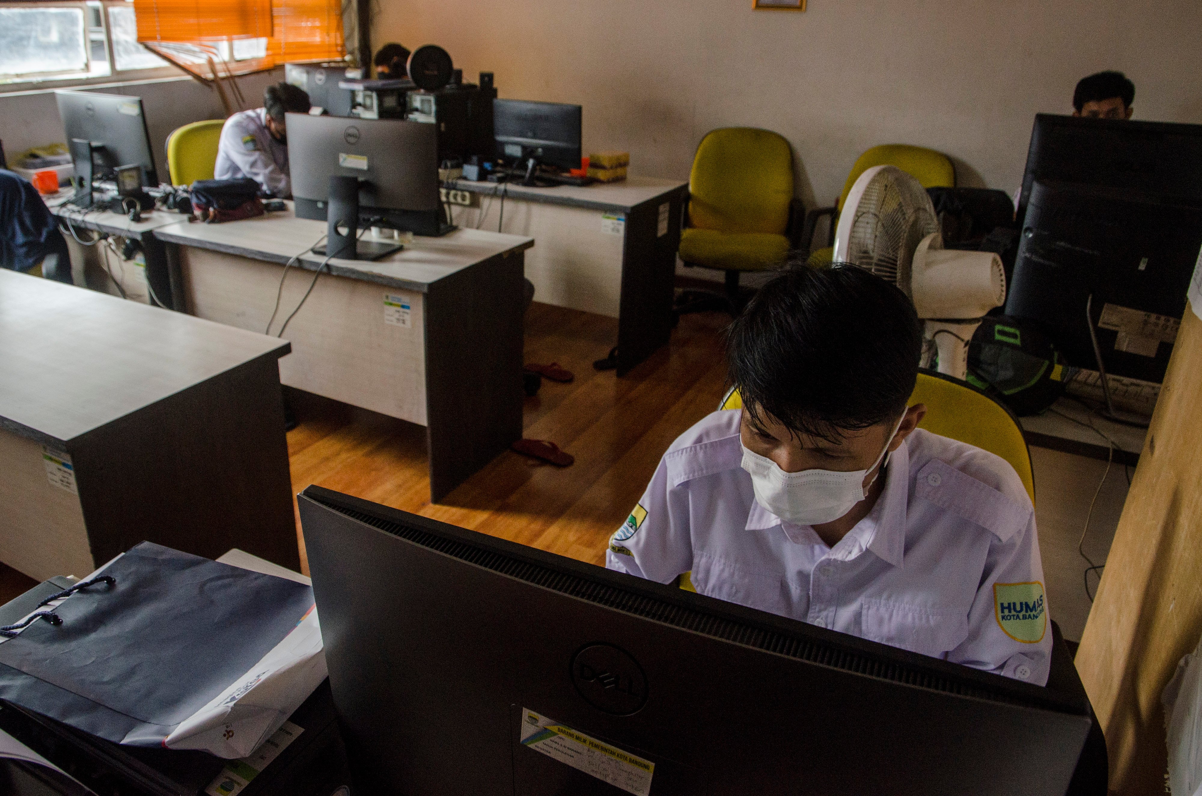 Pegawai bekerja di ruangan Bagian Protokol dan Komunikasi Pimpinan Sekretariat Daerah Kota Bandung, Jawa Barat.