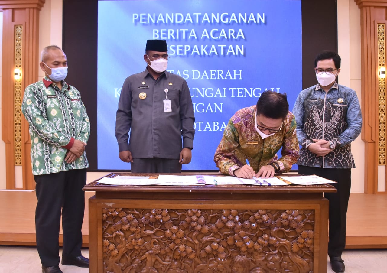 Penandatanganan MoU penyelesaian batas kabupaten Kotabaru dan Hulu Sungai Tengah.