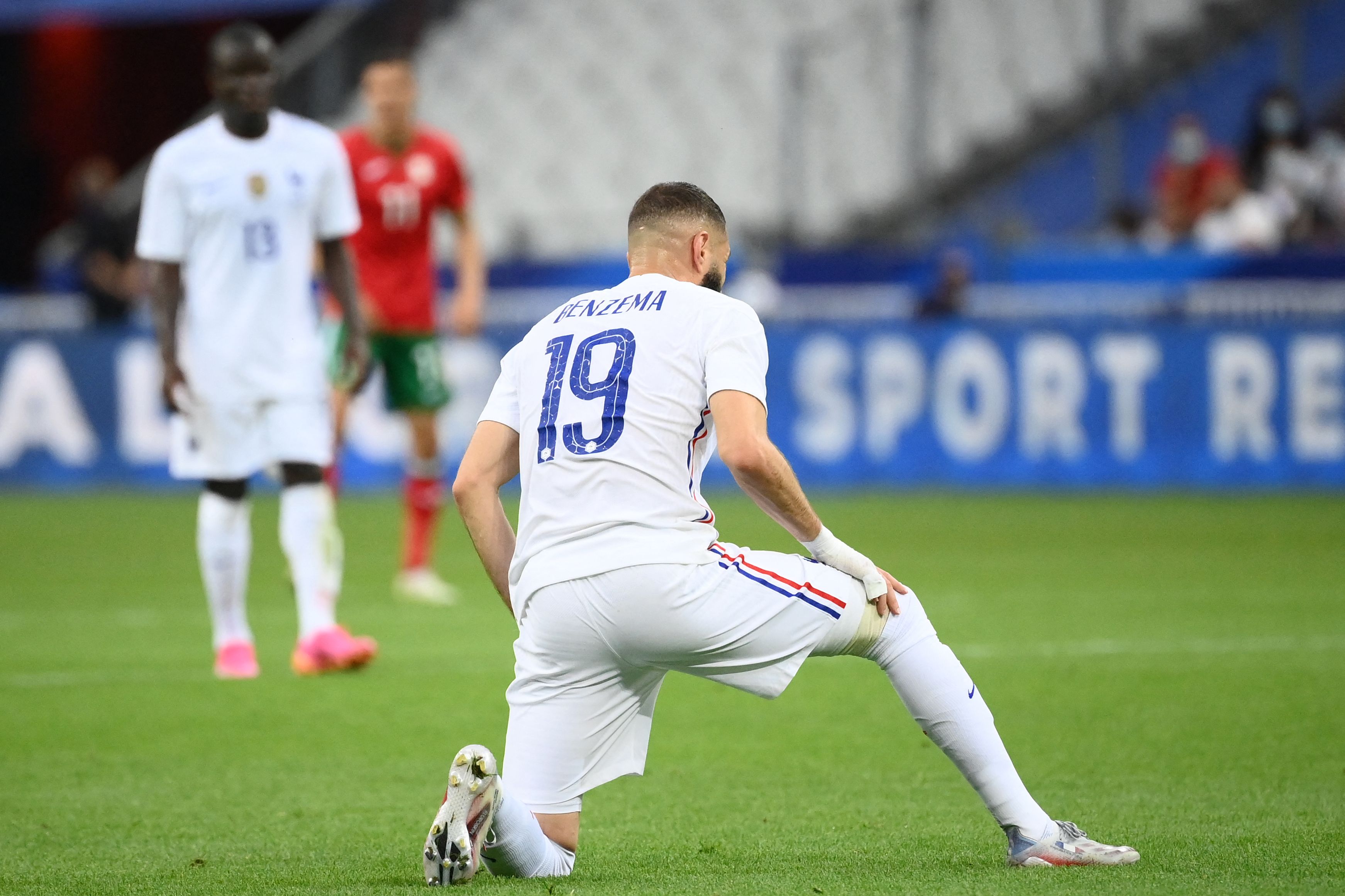 Penyerang Prancis Karim Benzema mengalami cedera dalam laga persahabatan melawan Bulgaria.
