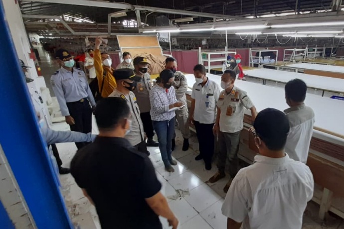 Tim Gugus Tugas Pencegahan Penyebaran Covid-19 menggelar supervisi di pabrik garmen.
