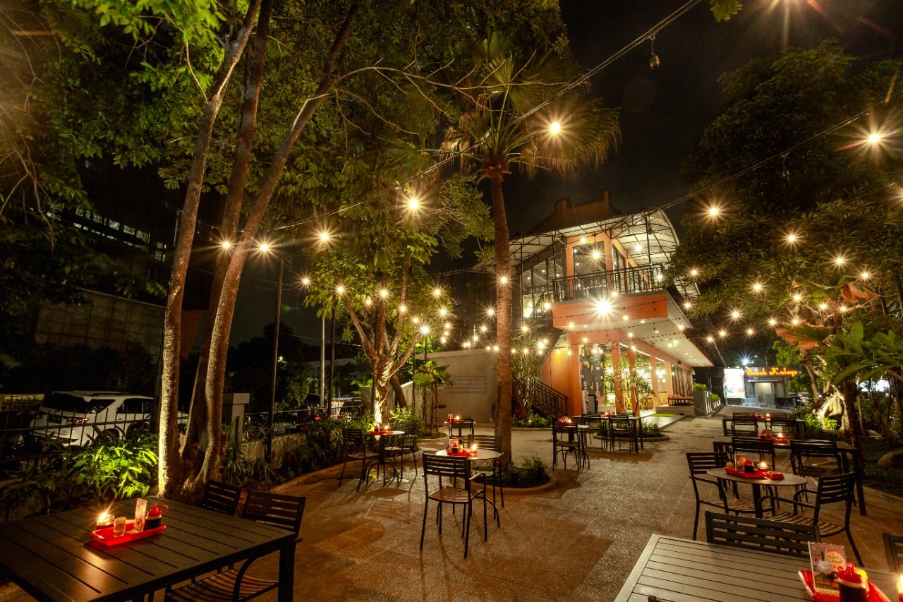 Suasana mini garden restoran bebek Kaleyo Bintaro