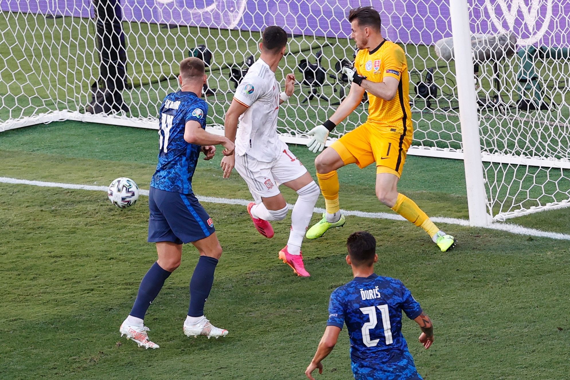 Spanyol cukur Slovakia 5-0 di grup E