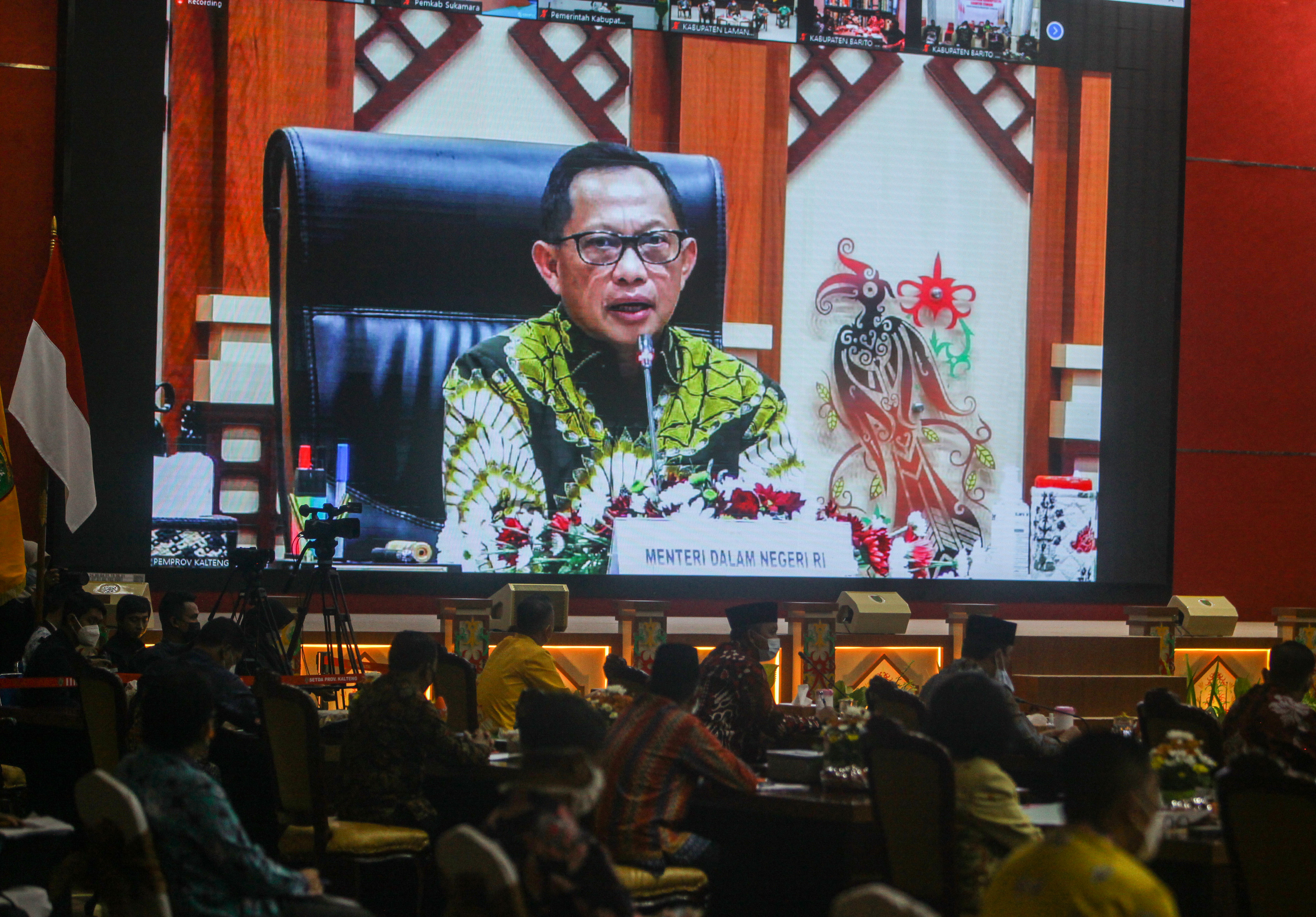 Mendagri Tito Karnavian menyampaikan paparan saat rapat koordinasi percepatan realisasi belanja daerah di Aula Jayang Tingang, Kalteng.