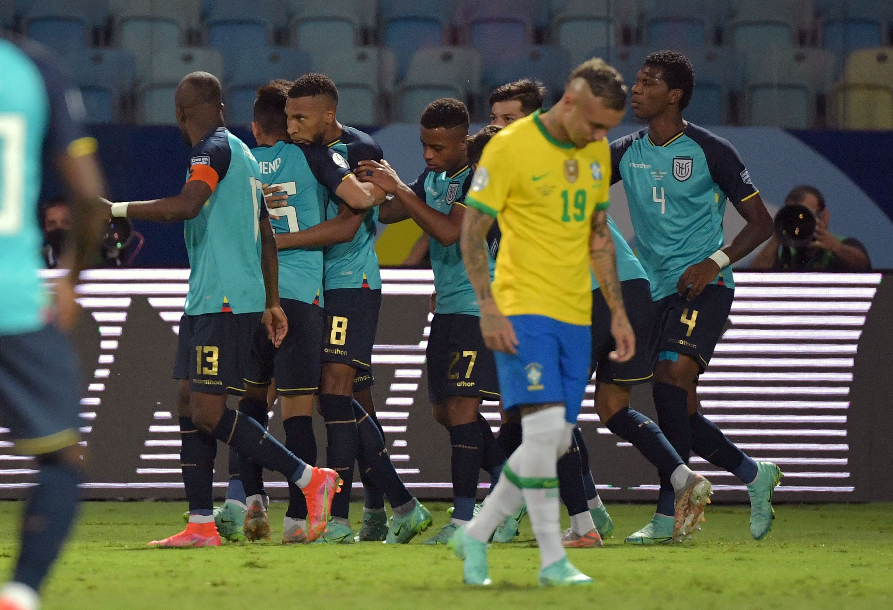 Para pemain timnas Ekuador merayakan kebahagian dengan lolos ke babak 16 besar setelah bermain imbang dengan timnas Brasil.