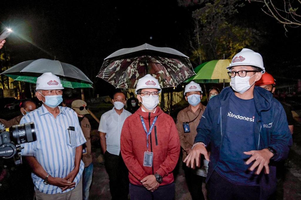 Menparekraf Sandiaga Uno meninjau pembangunan hotel kapsul murah di The Kaldera Toba, Kabupaten Toba, Sumatra Utara, Rabu (9/6).