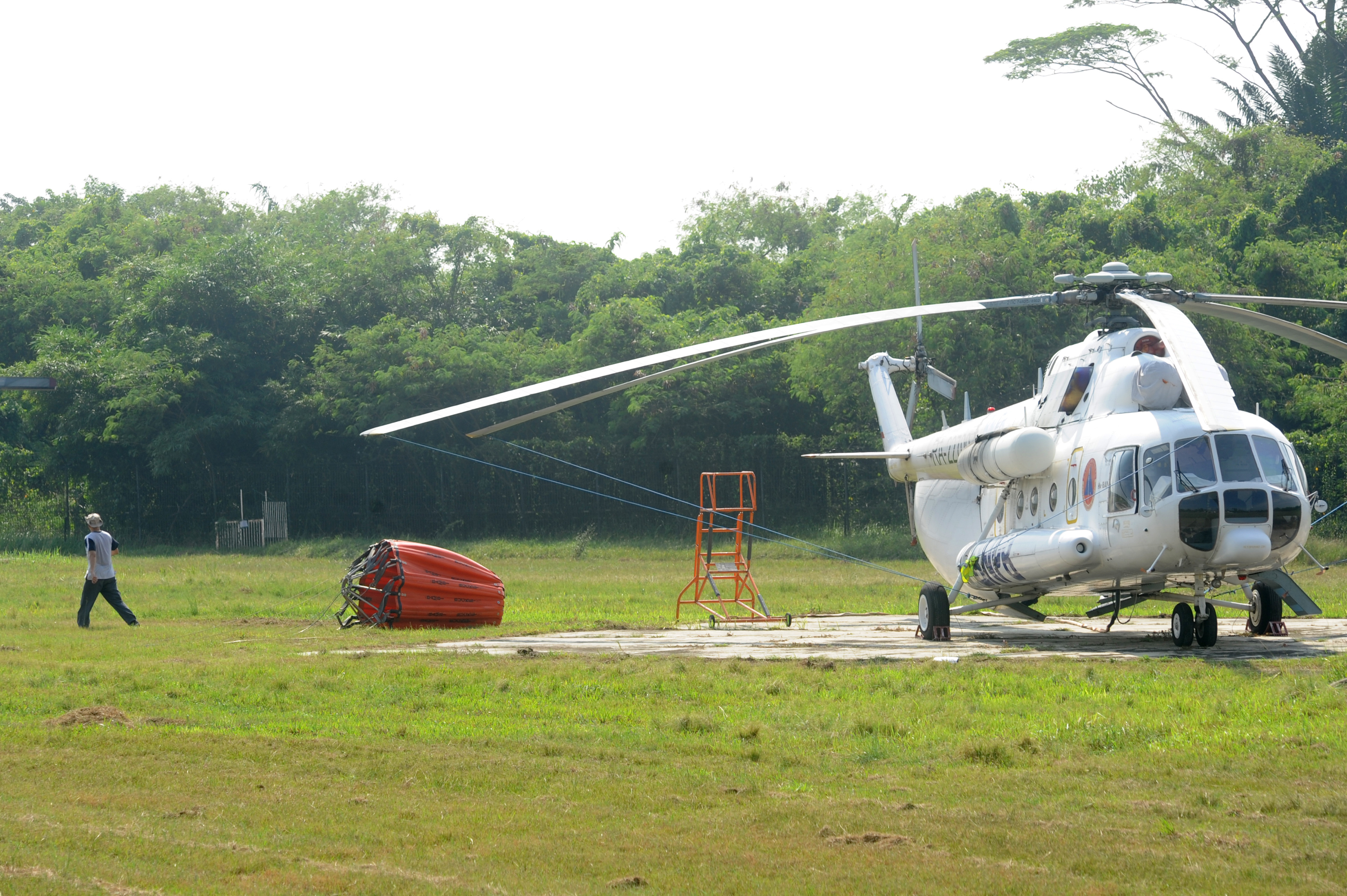 UPAYA PENCEGAHAN KARHUTLA DI SUMSEL: Petugas melintasi helikopter water bombing MI-8MTV di Pangkalan Udara Sri Mulyono Herlambang