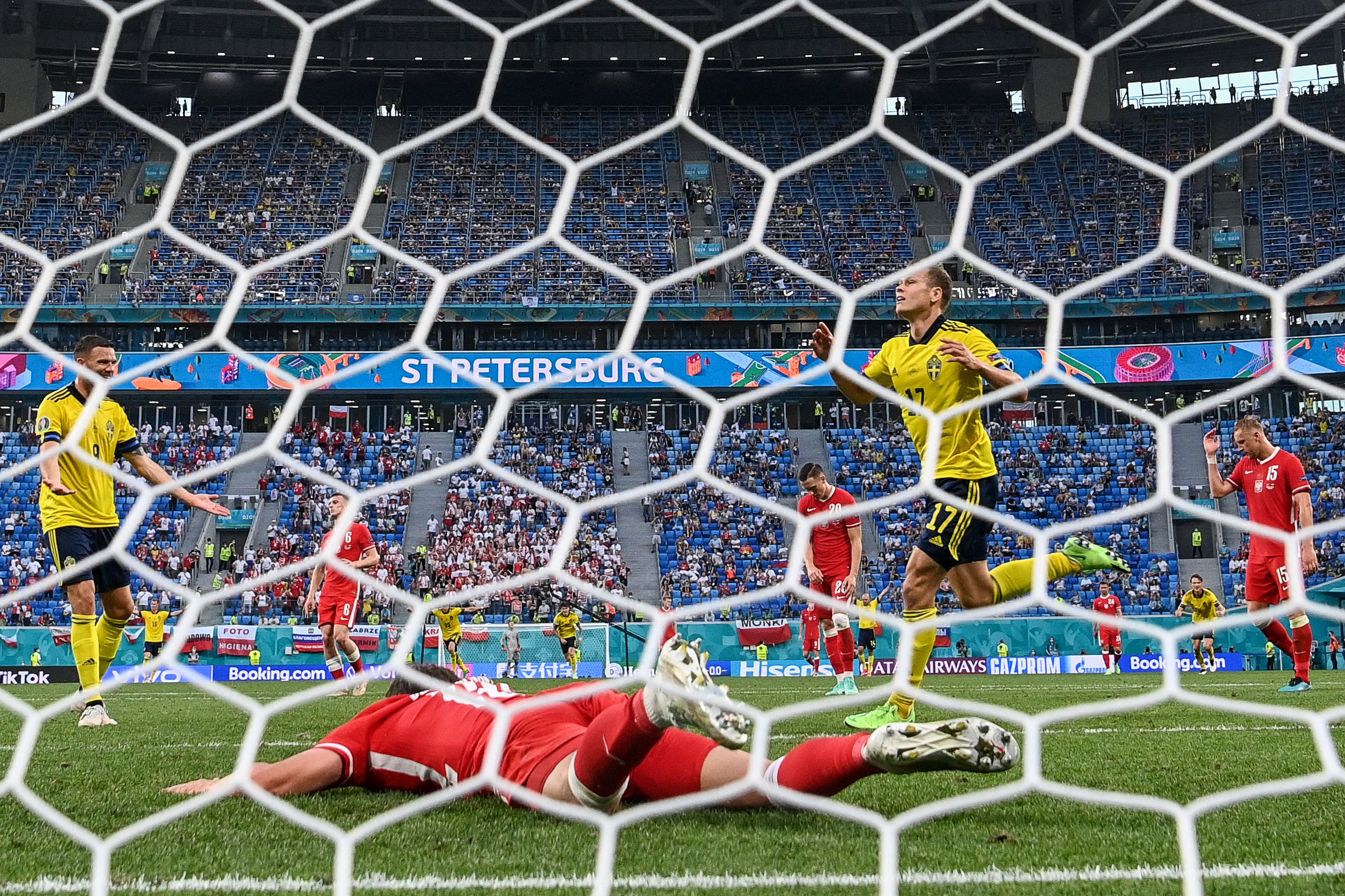 Gelandang Swedia Viktor Claesson (kanan) merayakan setelah mencetak gol ke gawang Polandia