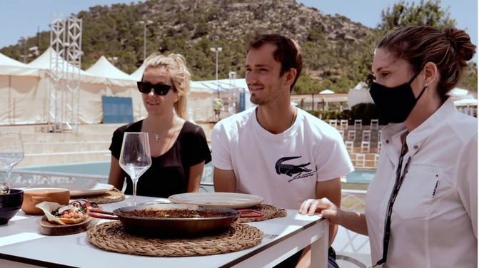 Petenis Rusia Daniil Medvedev (tengah) dan istrinya (kanan) mencicipi hidangan khas Mallorca.