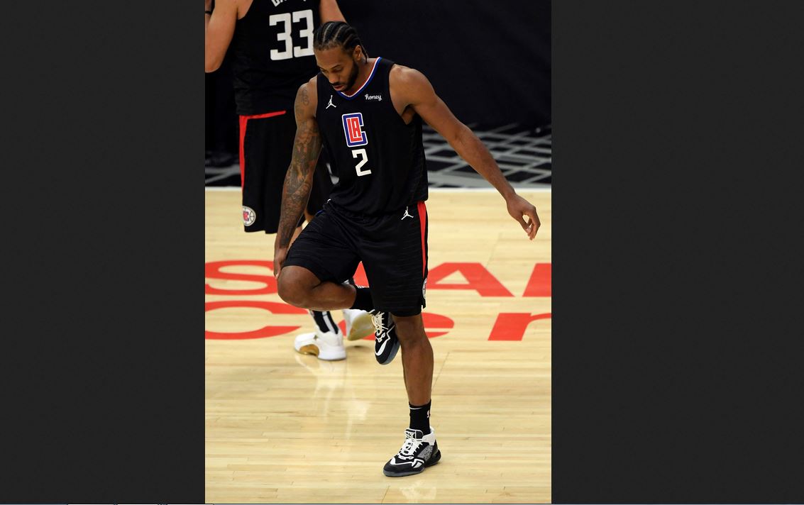 Pebasket Los Angeles Clippers Kawhi Leonard memegangi lututnya di Gim 4 playoff NBA melawan Utah Jazz.