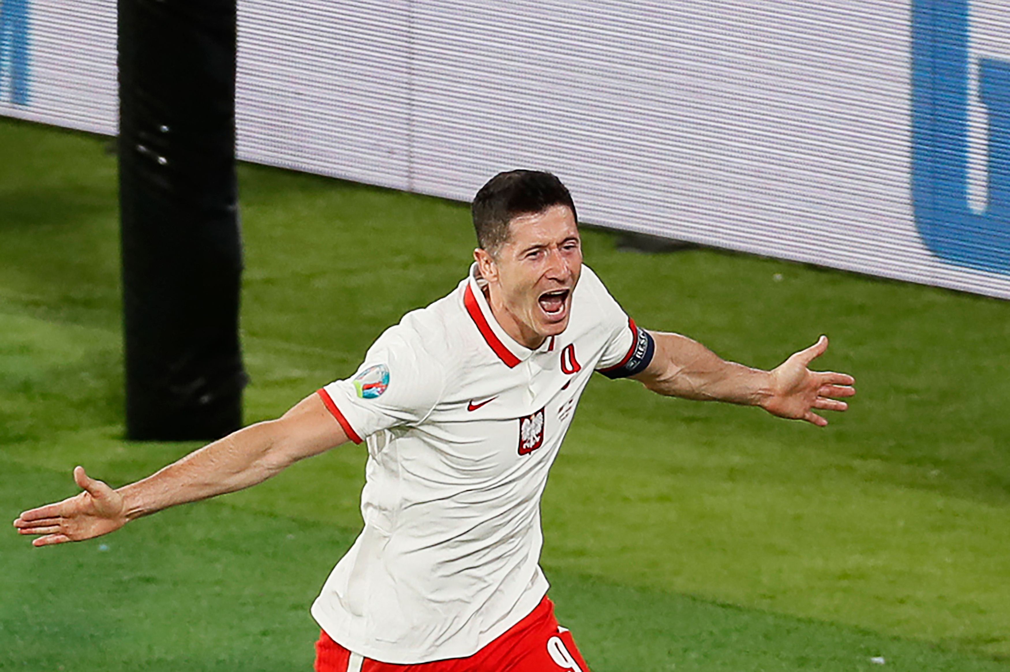 Pemain Polandia Robert Lewandowski saat merayakan gol dalam pertandingan Euro 2020.