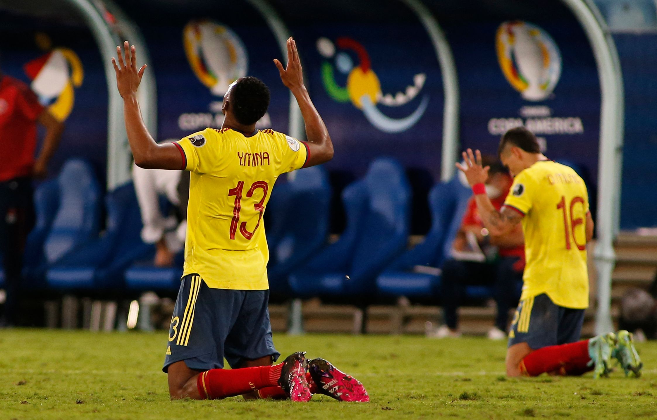 Pemain Kolombia Yerry Mina (13) dan Baldomero Perlaza (16) selebrasi seusai taklukan Ekuador di Grup A Copa Amerika 2021, Minggu (14/6)