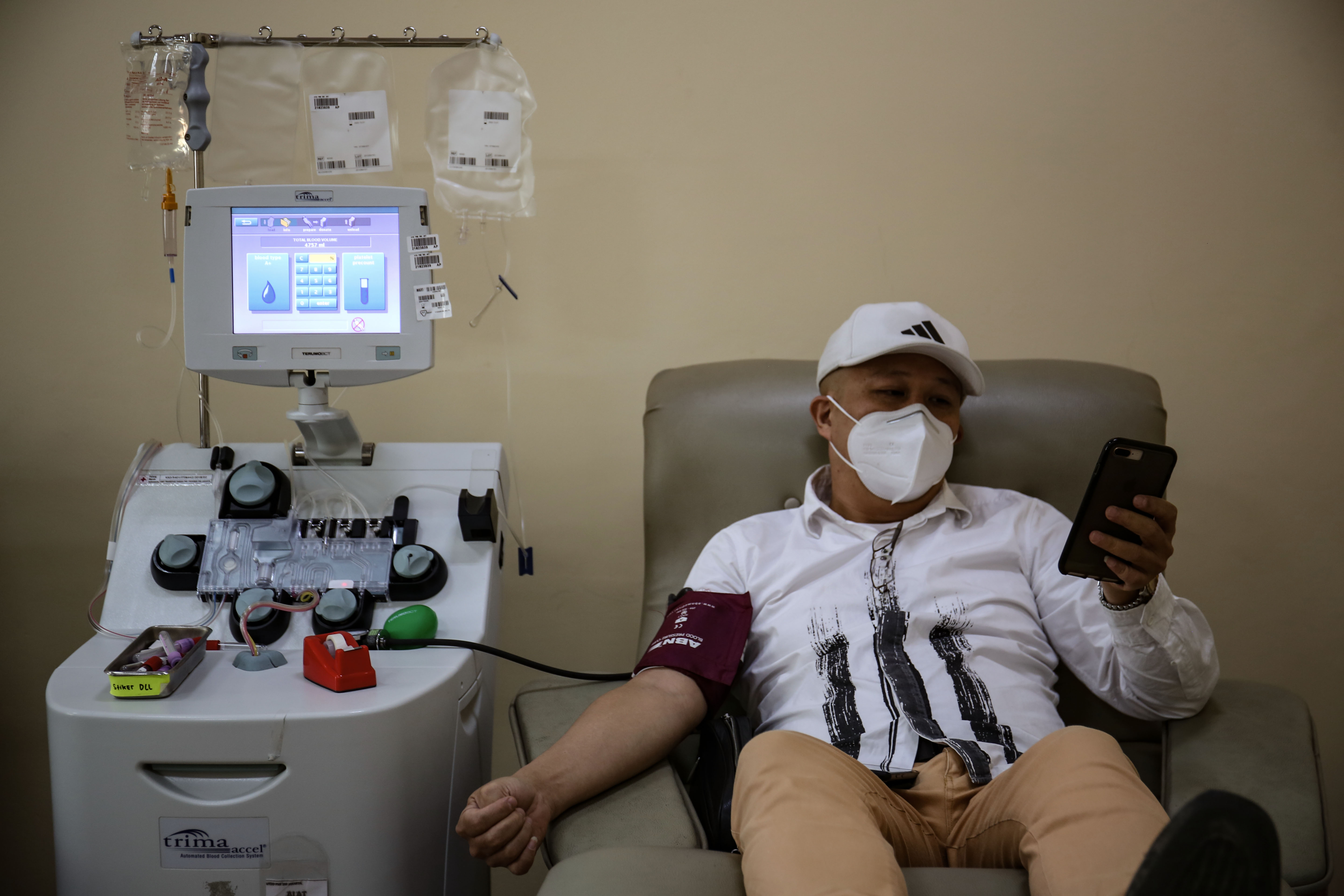 Seorang penyintas covid-19 mendonorkan plasma darah konvalesennya di PMI Jakarta Pusat, Senin (15/2/2021).