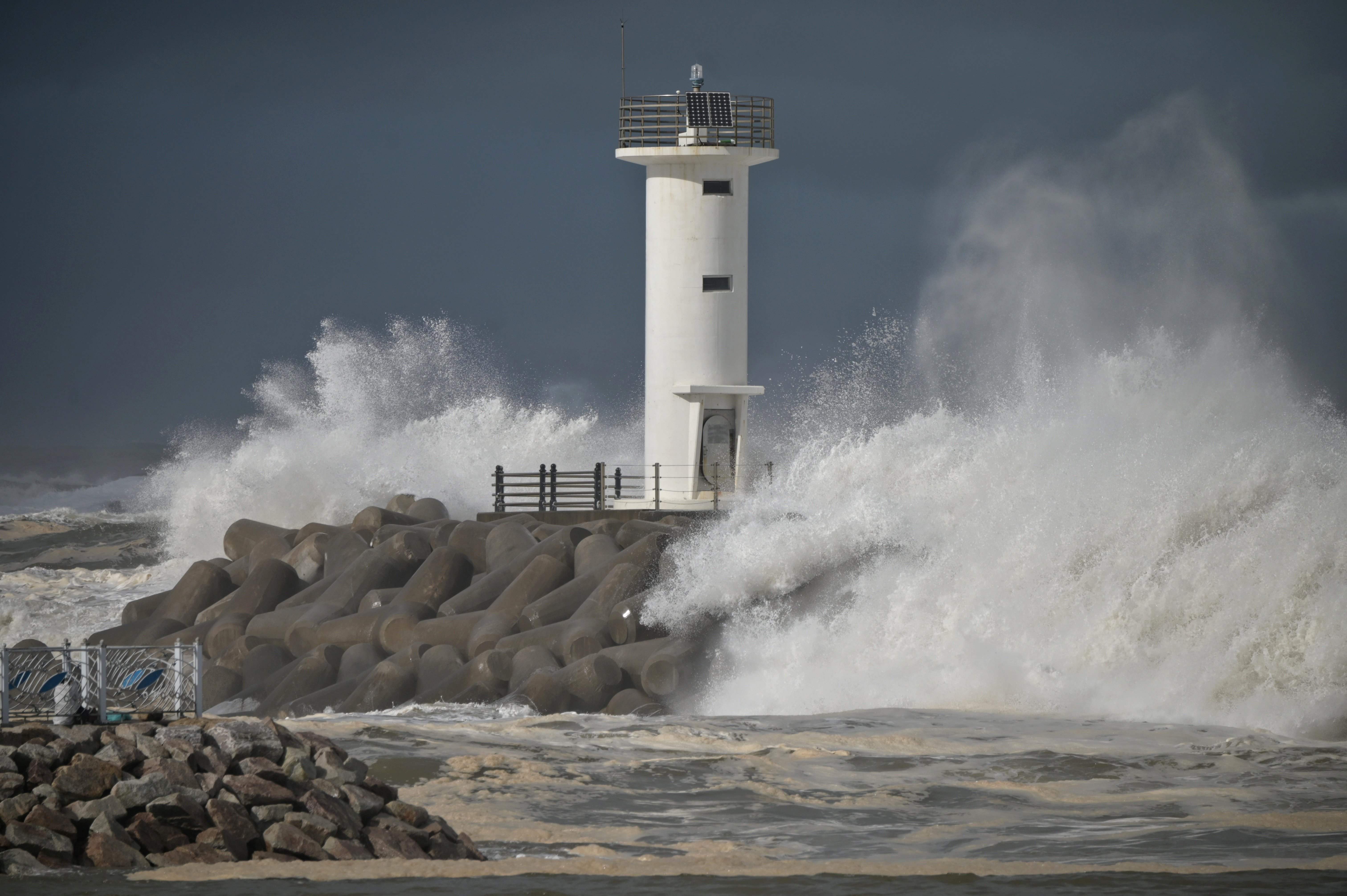 Ombak besar yang disebabkan Topan Haishen di wilayah Korea Selatan.
