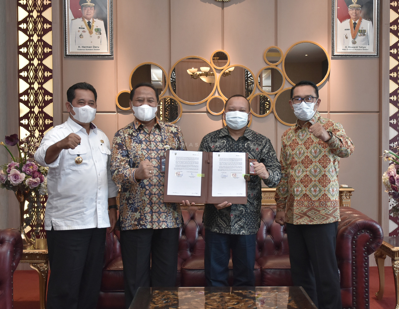 Gubernur Jabar Ridwan Kamil menyaksikan penandatanganan MoU MINION (Millenial Agro Solution) dengan PT Pusri Palembang, Rabu (2/6/2021)