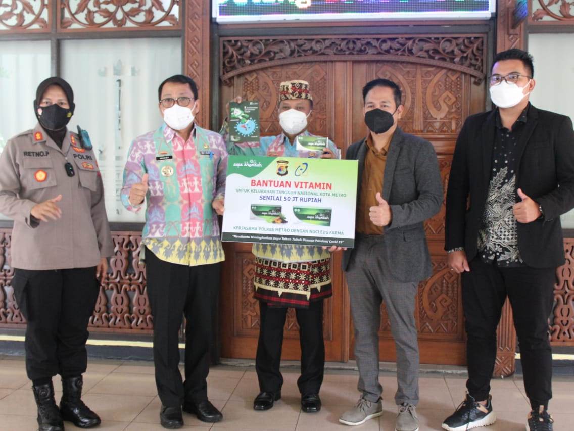 CEO Nucleus Farma Edward Basilianus menyerahkan bantuan untuk KTN kepada Wali Kota Metro Wahdi Siradjuddin.