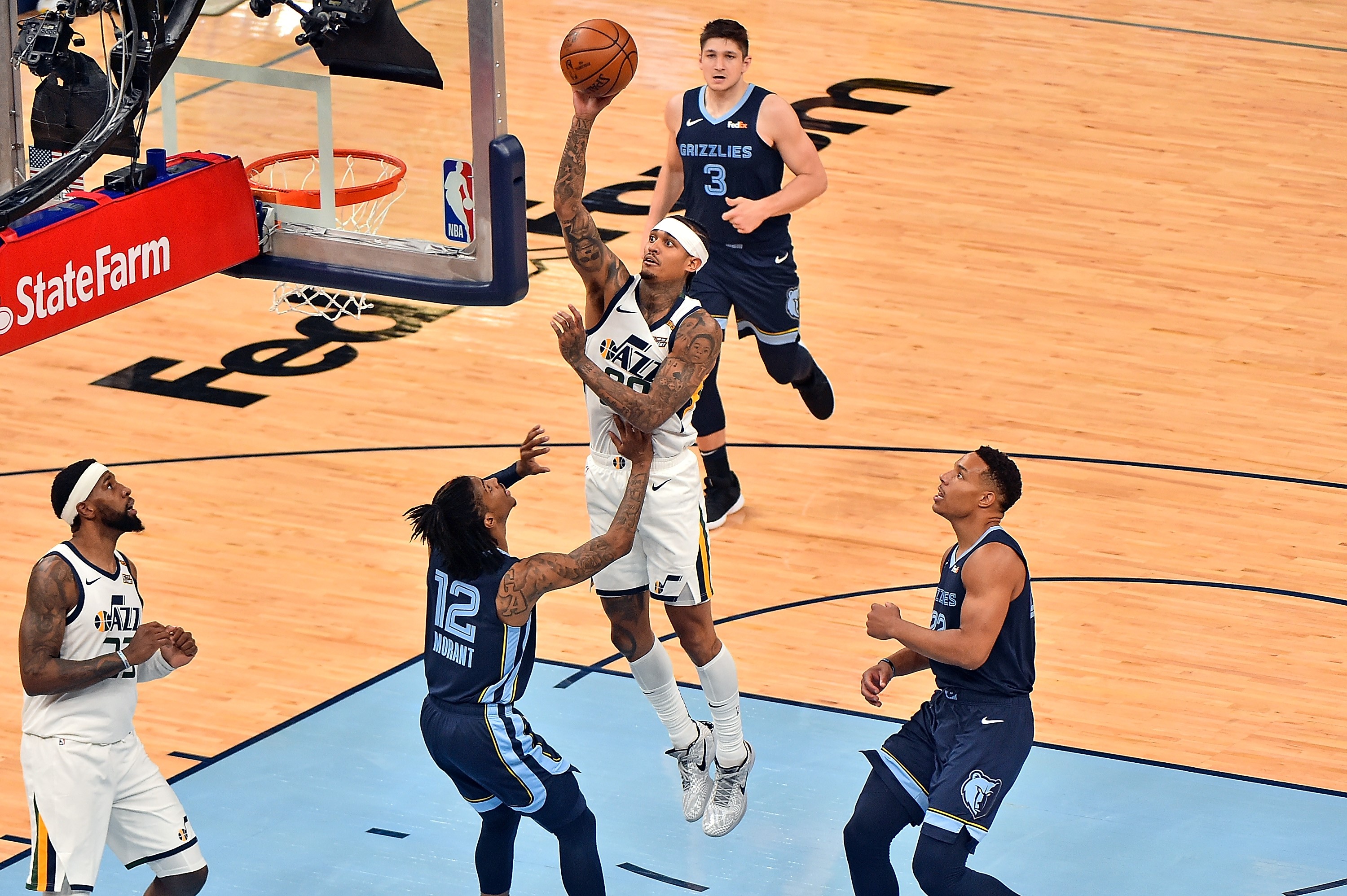 Pemain Utah Jazz saat memasukkan bola ke ring lawan Memphis Grizzlies.