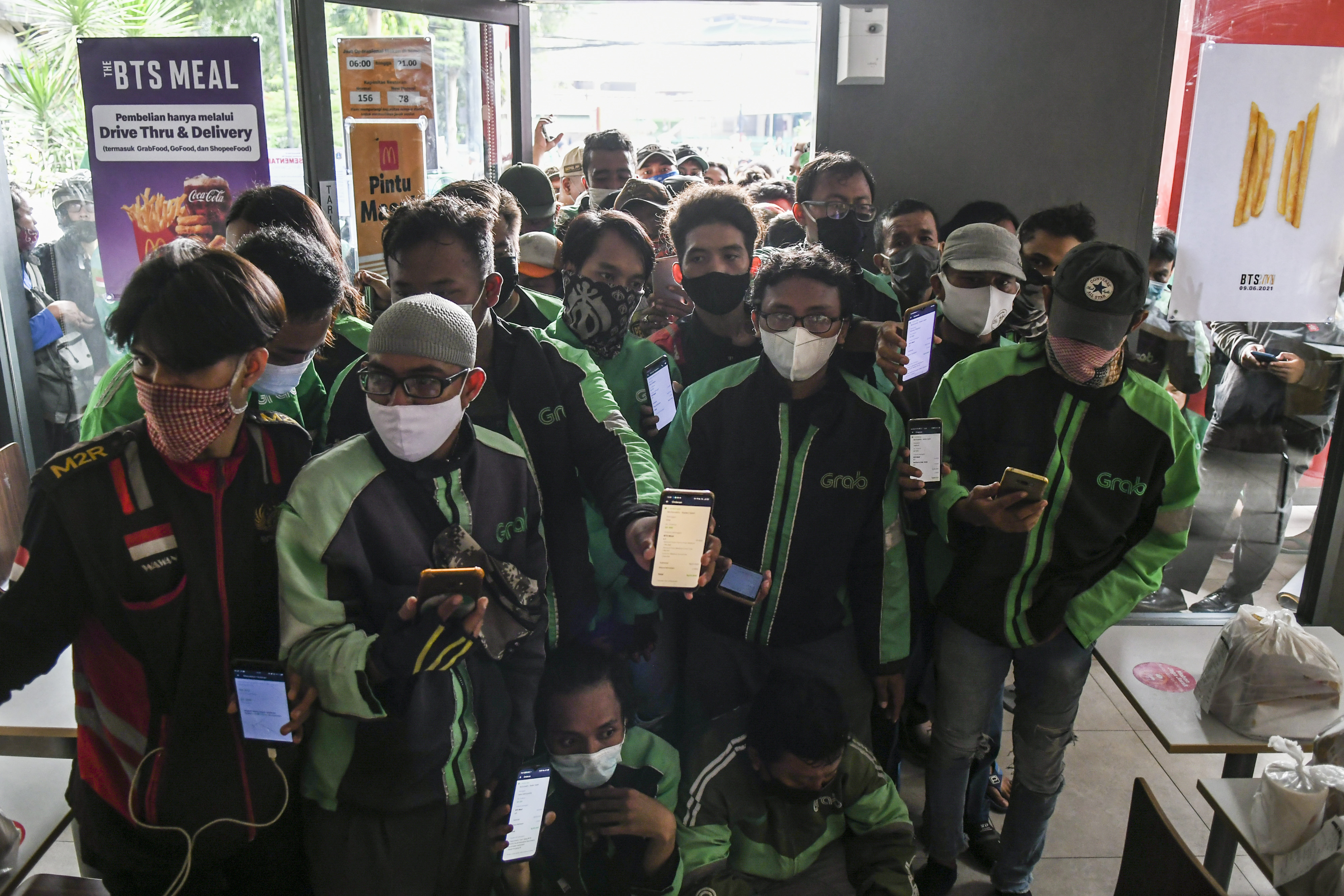 Ilustrasi: Antrean ojek daring di gerai siap saji McDonalds