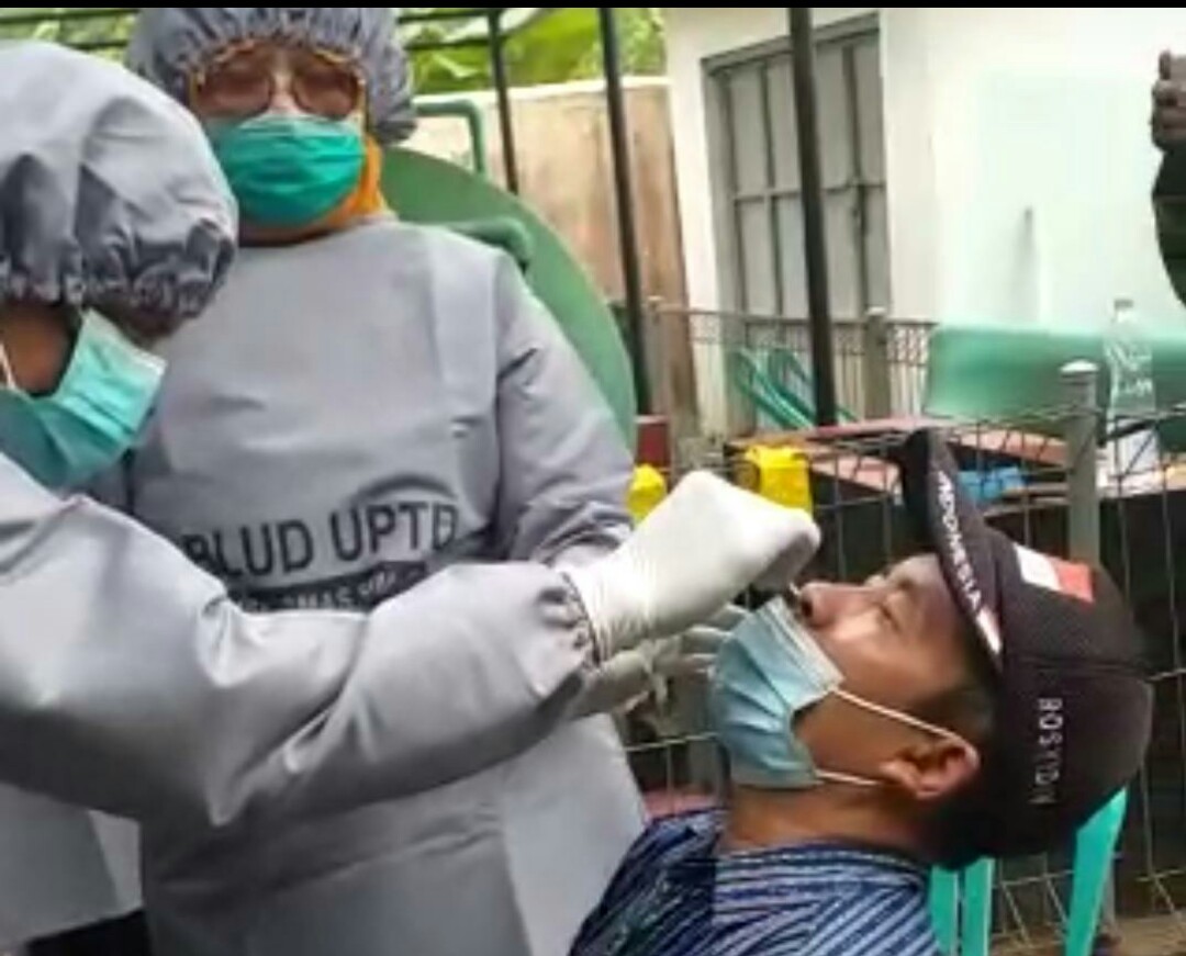 Nakes sedang melakukan swab di RSUD Bumiayu, Kabupaten Brebes, Jawa Tengah. 