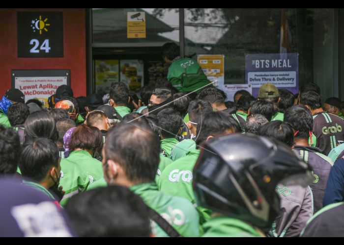 Antrean pengemudi ojek daring di salahs atu gerai McDonald di Jakarta