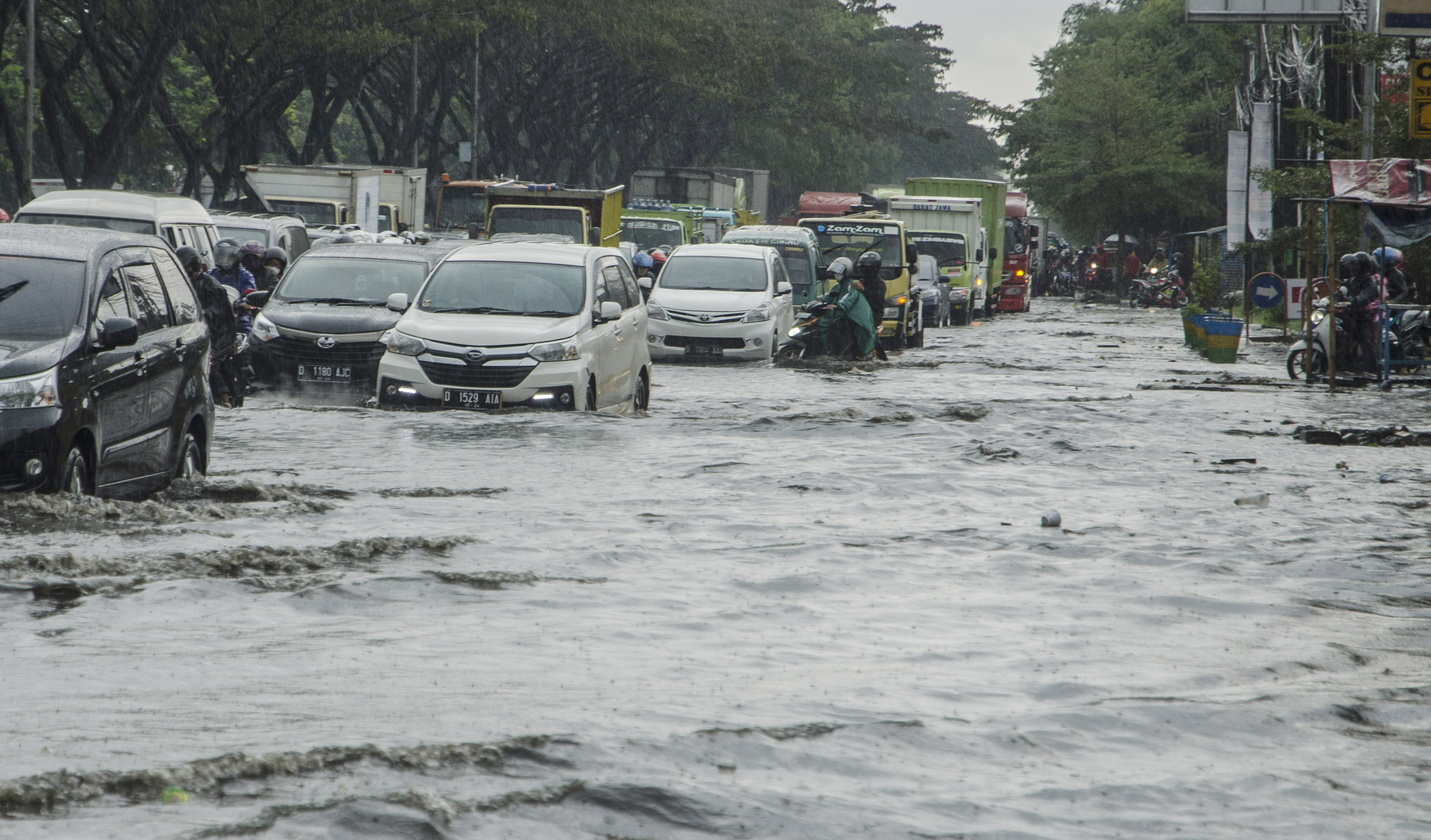 Pengendara melintasi genangan air yang merendam kawasan Gedebage, Bandung, Jawa Barat.